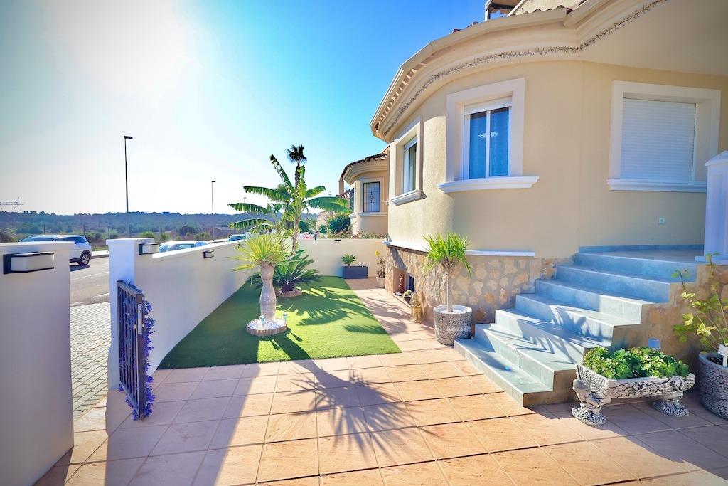 We present this magnificent independent corner villa, located in an exclusive residential area of Sa