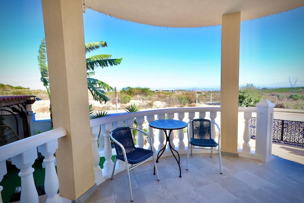 We present this magnificent independent corner villa, located in an exclusive residential area of Sa