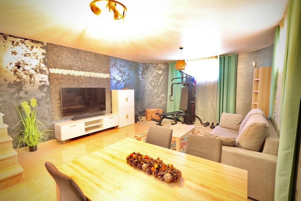 We present this magnificent independent corner villa, located in an exclusive residential area of Sa