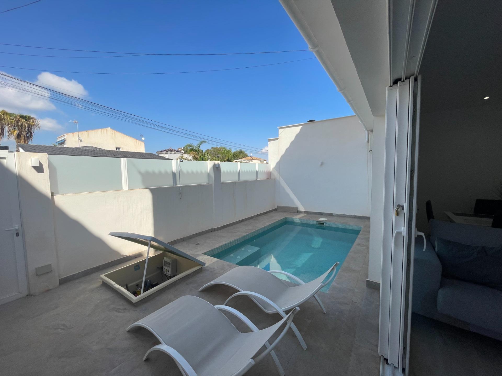 Bedrooms: 3, Bathrooms: 1, Bungalow in Orihuela Costa, Alicante, Spain