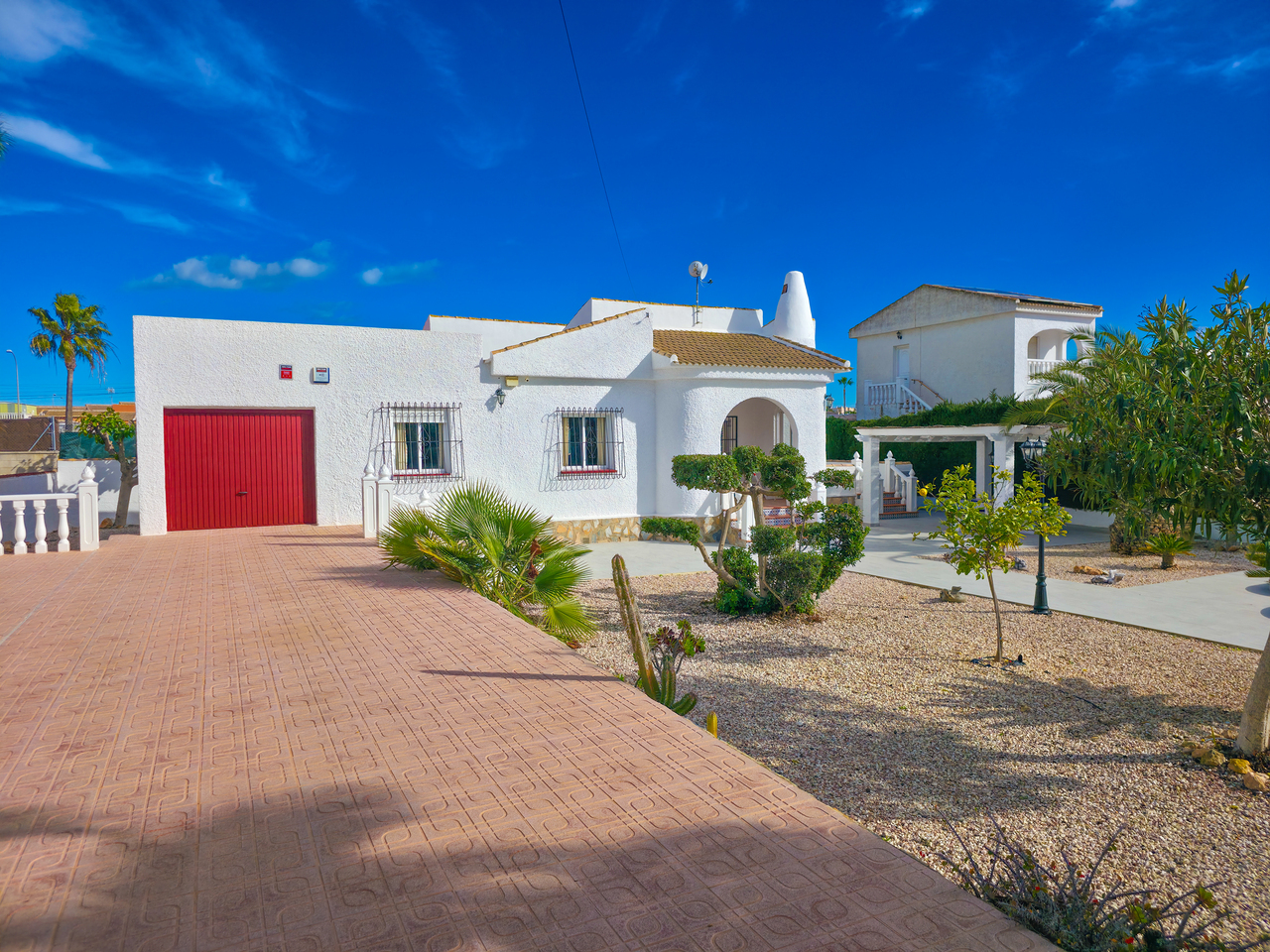 We are delighted to present this impressive four-bedroom villa located in the highly desirable area