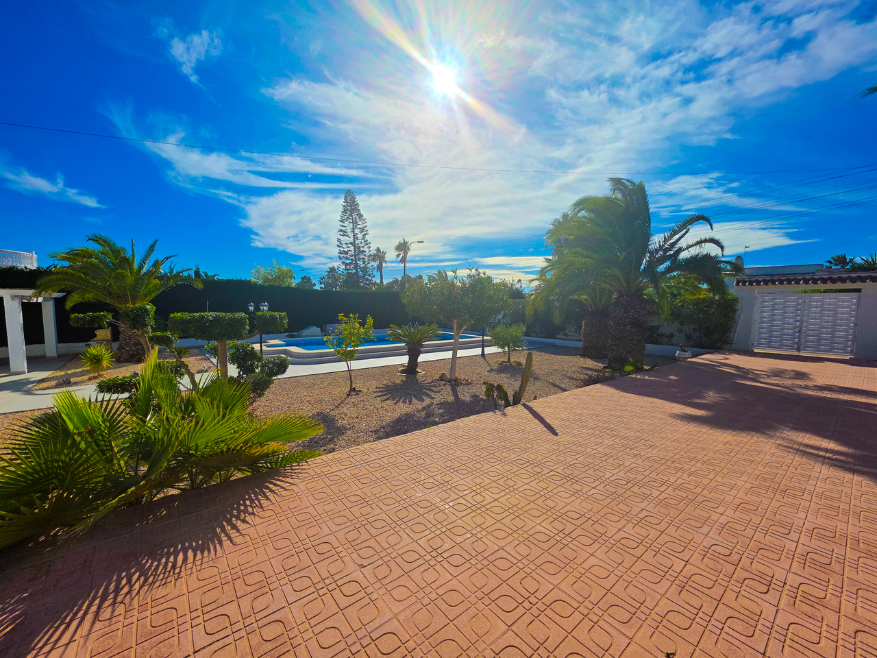 We are delighted to present this impressive four-bedroom villa located in the highly desirable area