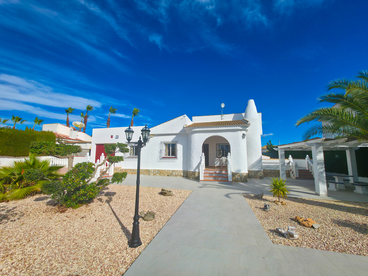 Master bedroom in villa for sale in Torrevieja