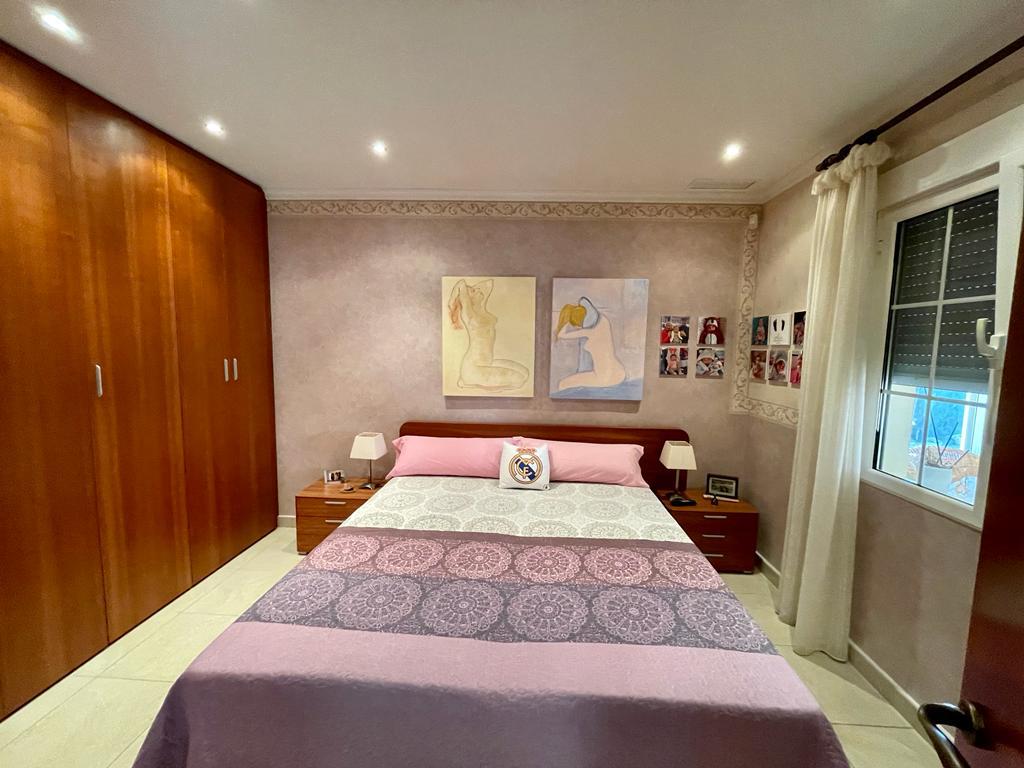 Bedroom in villa for sale in Albatera
