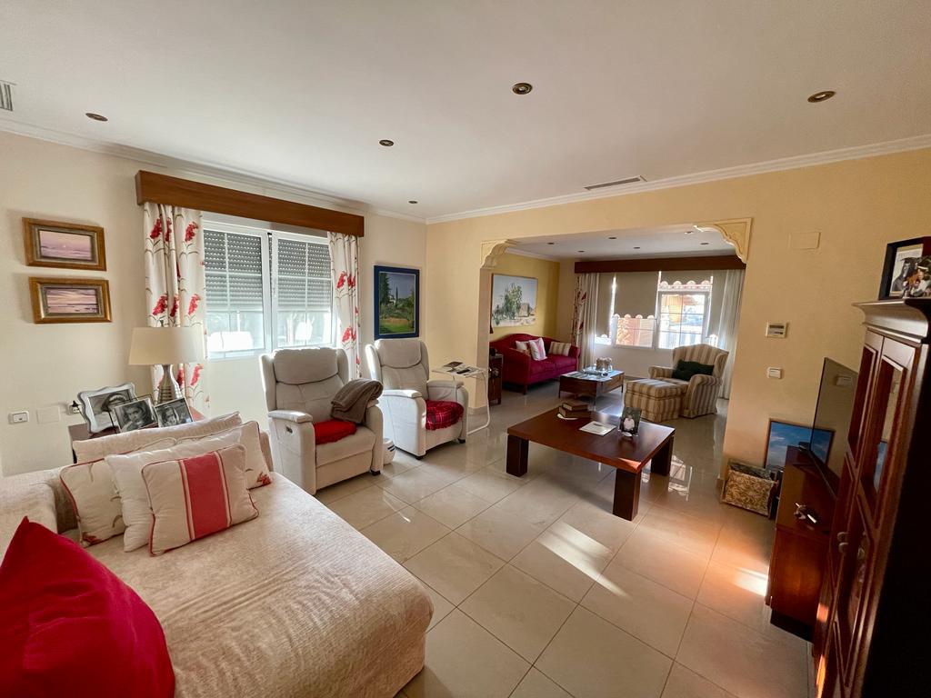 Master bedroom in villa for sale in Albatera