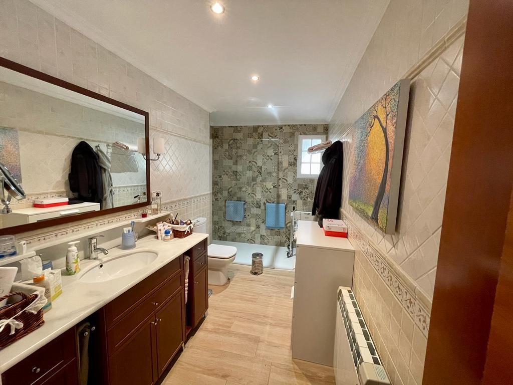 Master bedroom in villa for sale in Albatera
