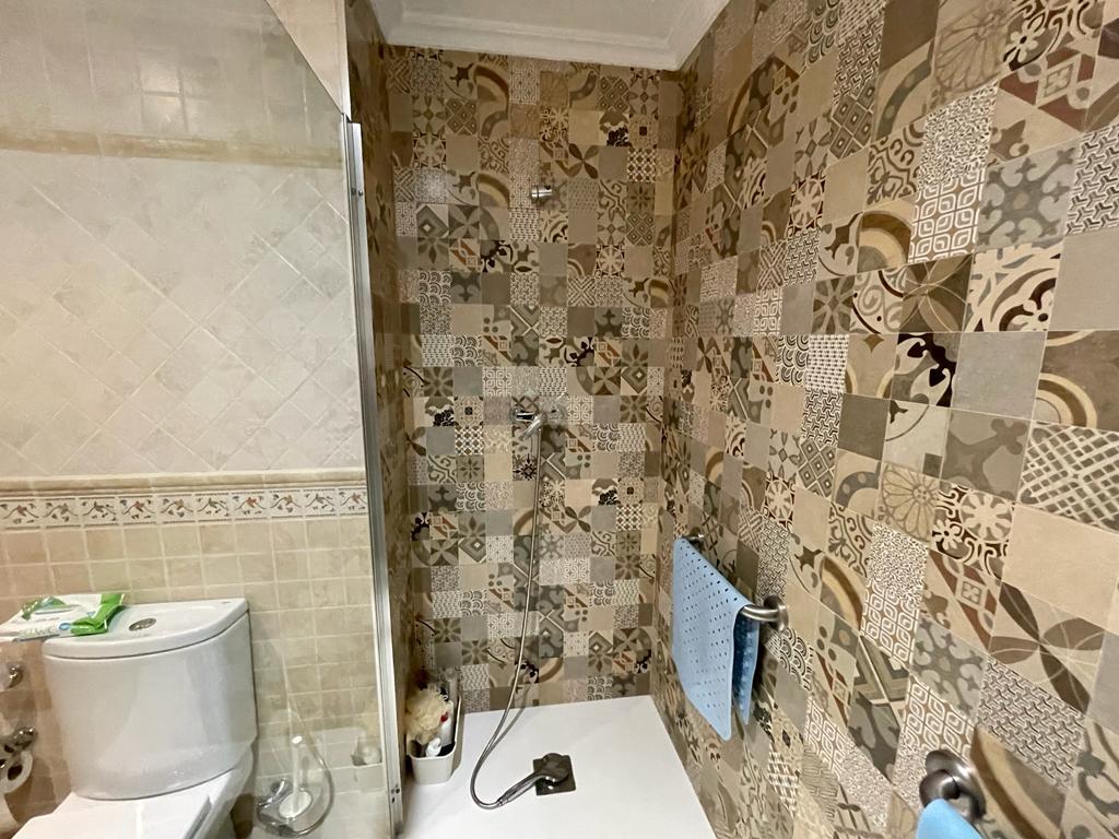 Bathroom in villa for sale in Albatera