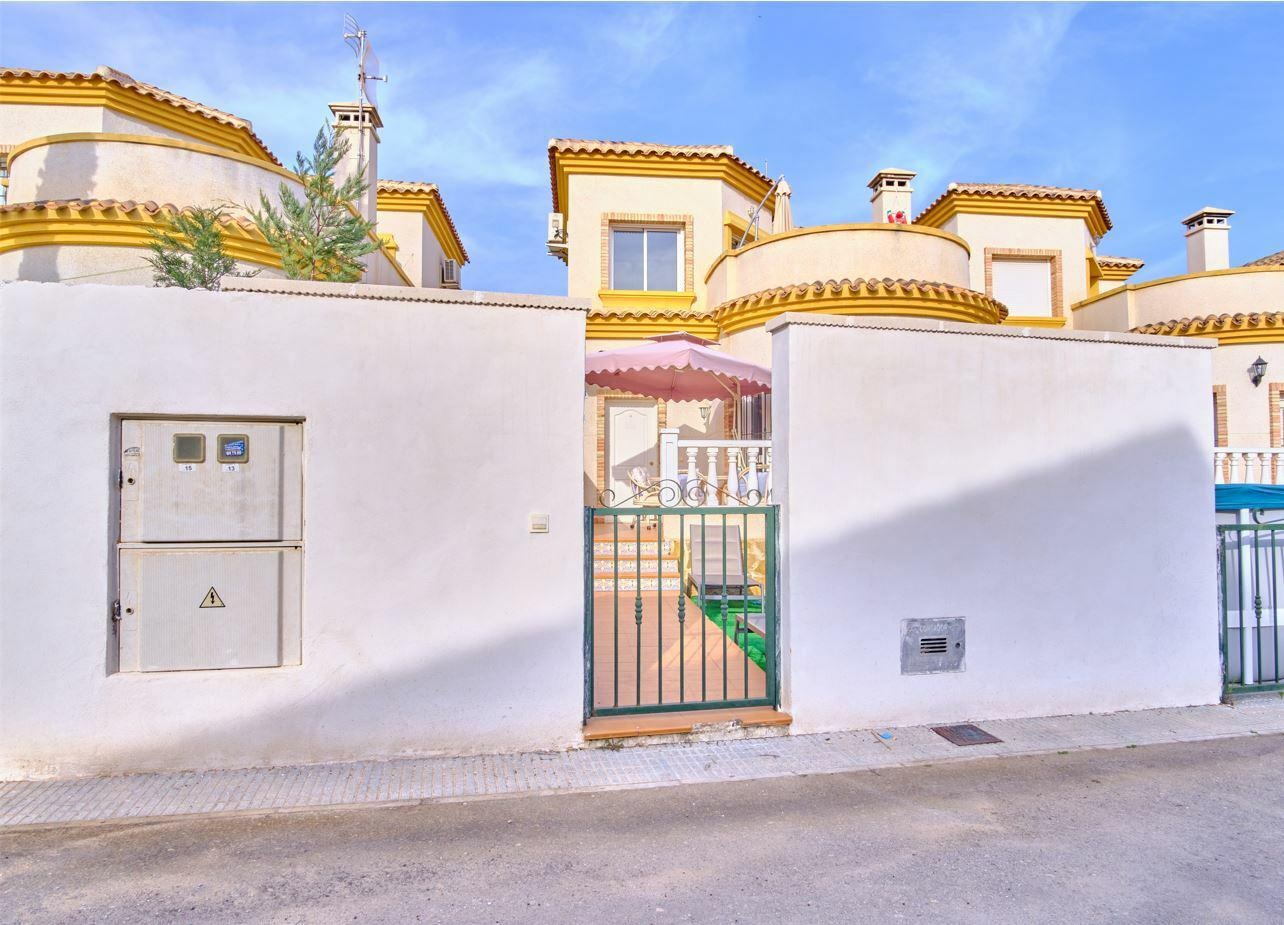 Garden in villa for sale in Los Montesinos