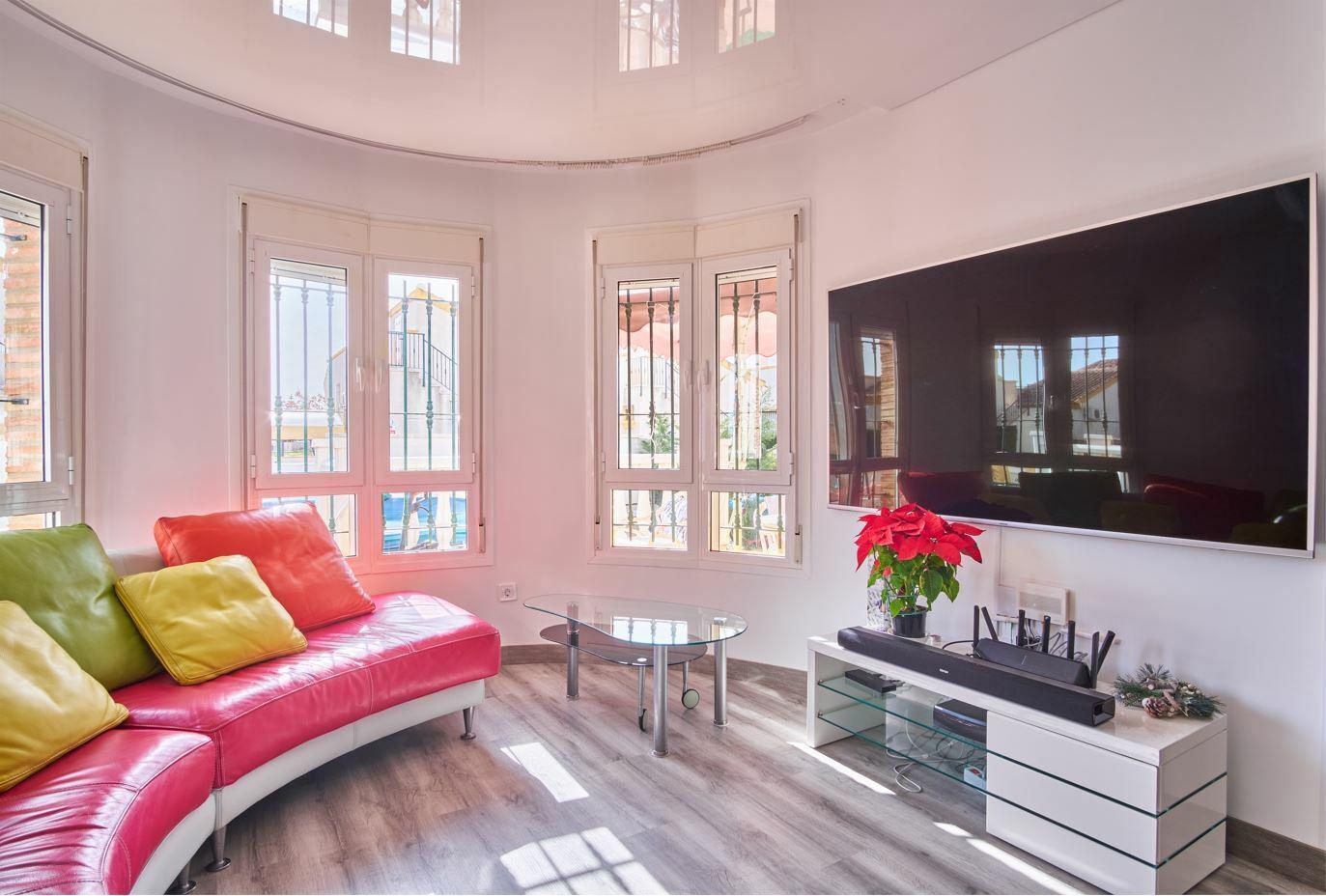 Bedroom in villa for sale in Los Montesinos
