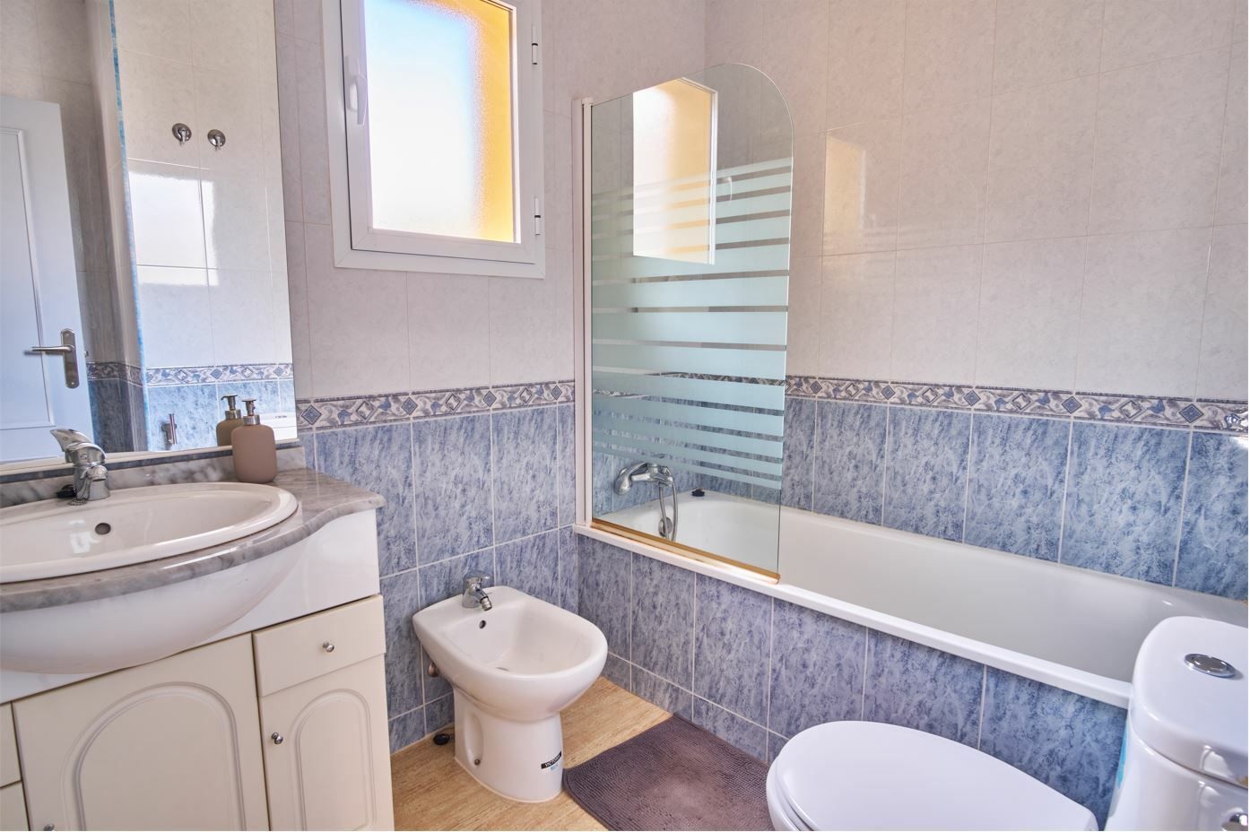 Master bedroom in villa for sale in Los Montesinos