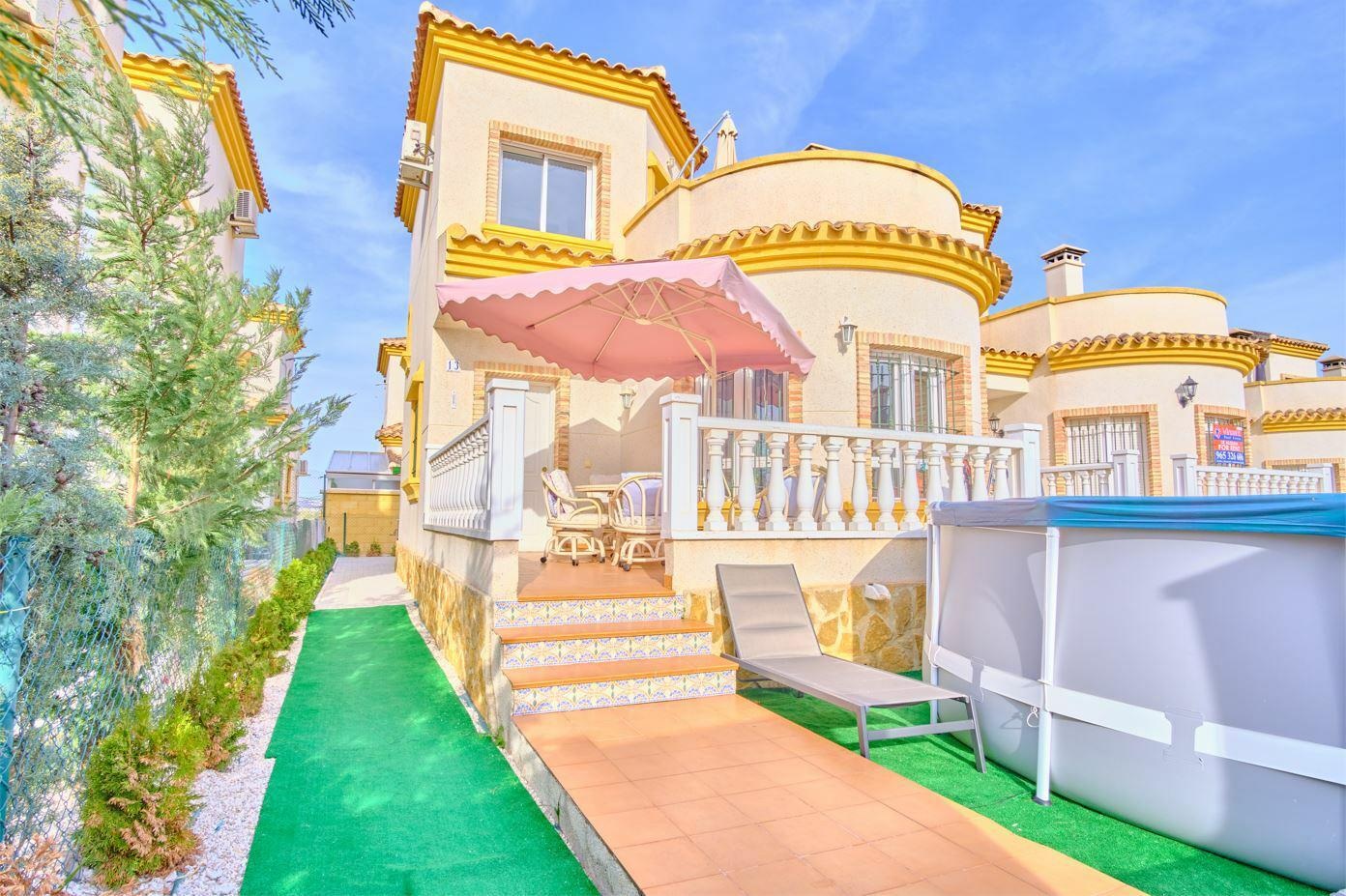 Recently refurbished detached villa close to Los Montesinos in urbanisation