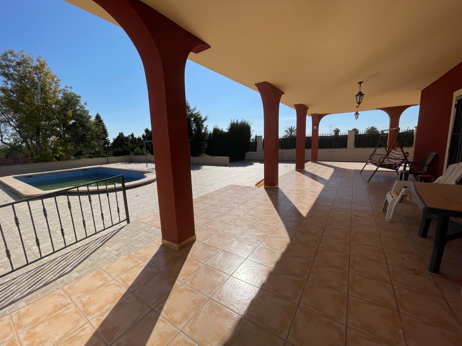 This villa is located between Albatera and Crevillente, offering excellent connections to both citie
