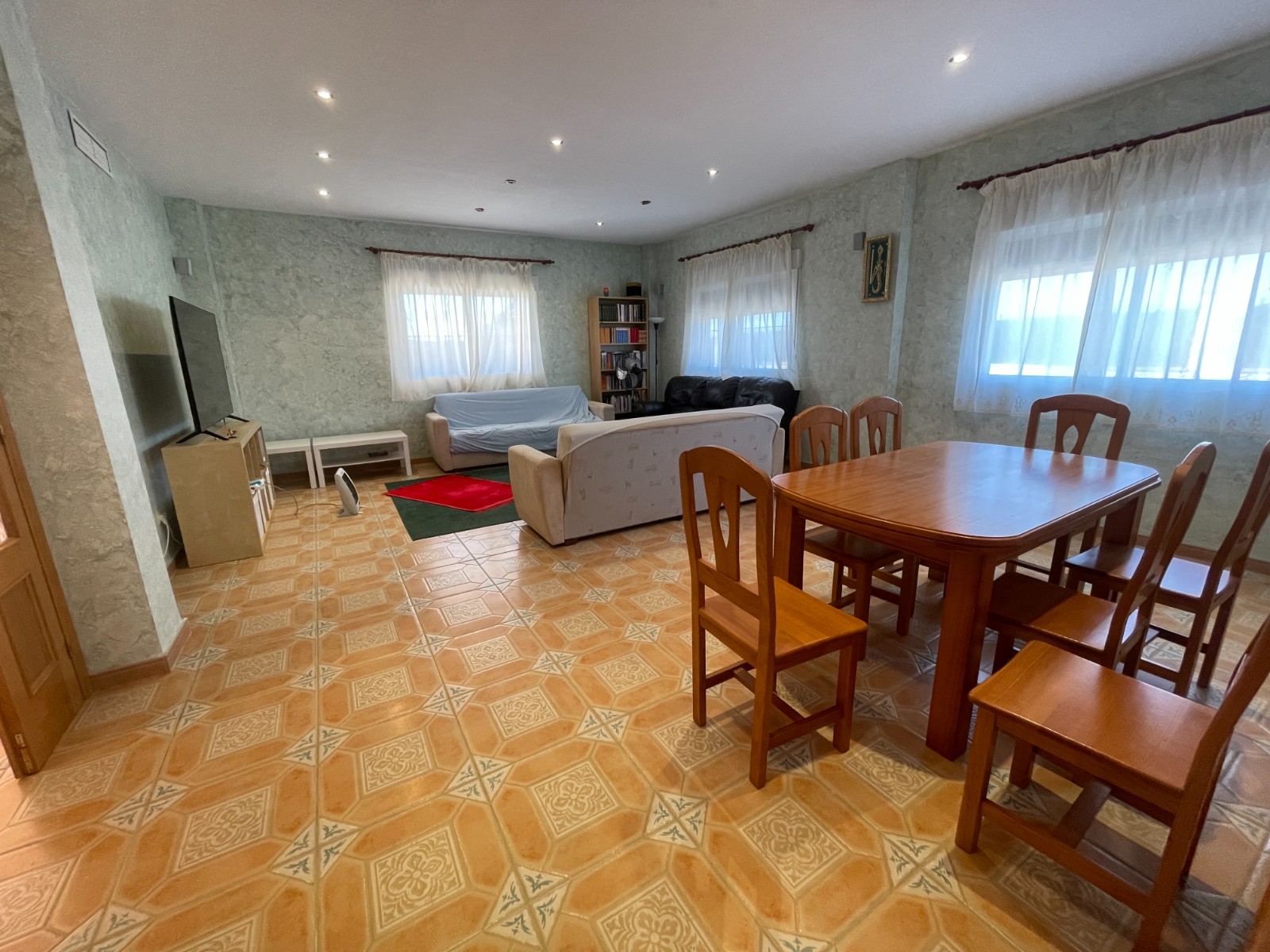 This villa is located between Albatera and Crevillente, offering excellent connections to both citie