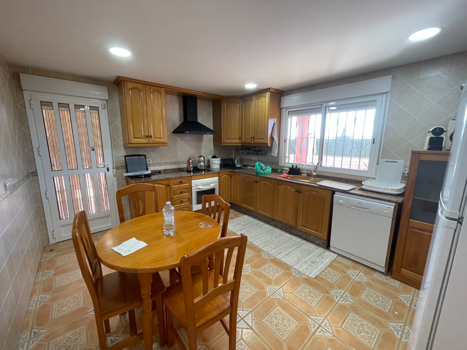 This villa is located between Albatera and Crevillente, offering excellent connections to both citie