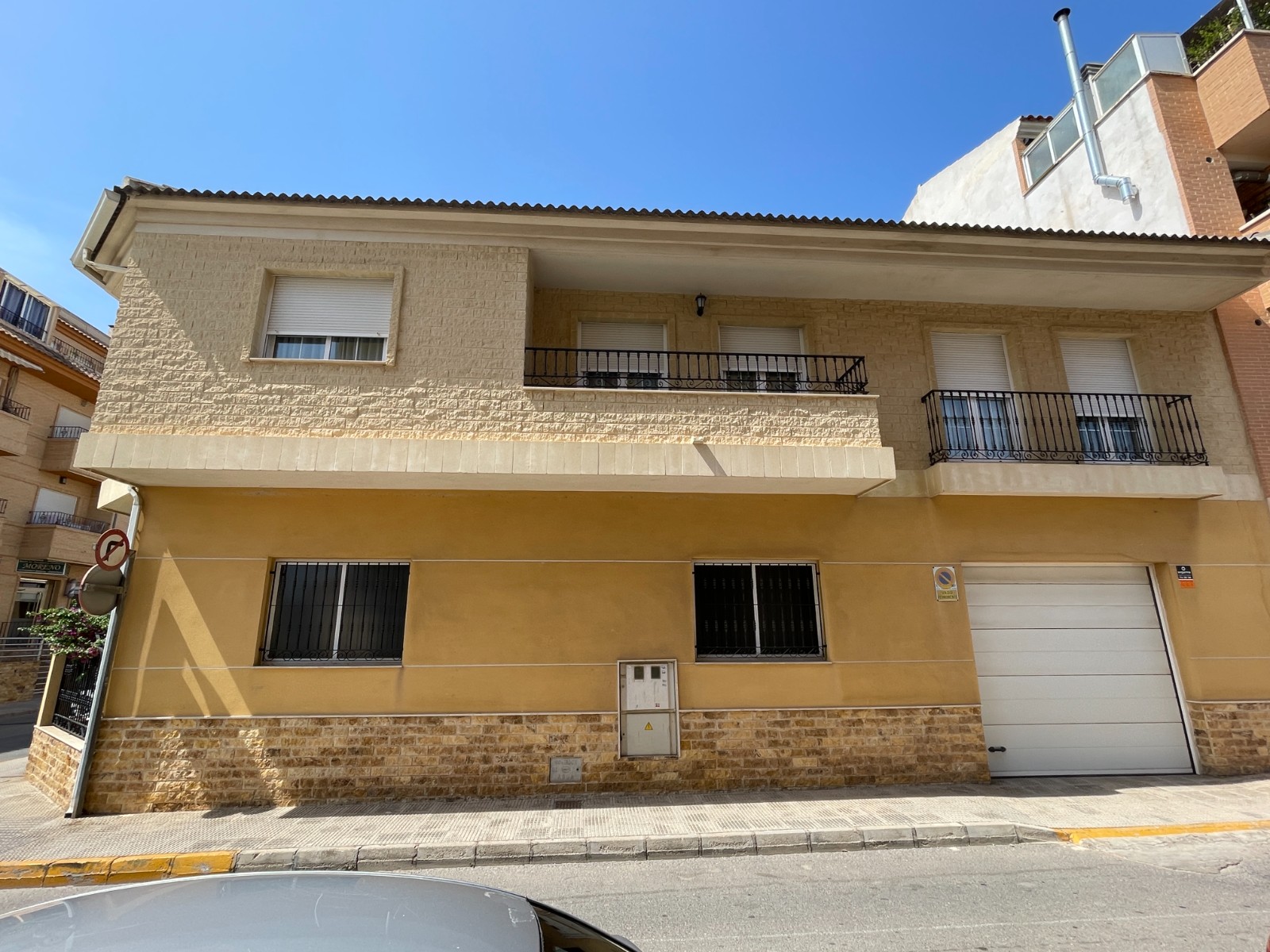 We present this magnificent 400 m² home, located in the charming town of Formentera del Segura, just