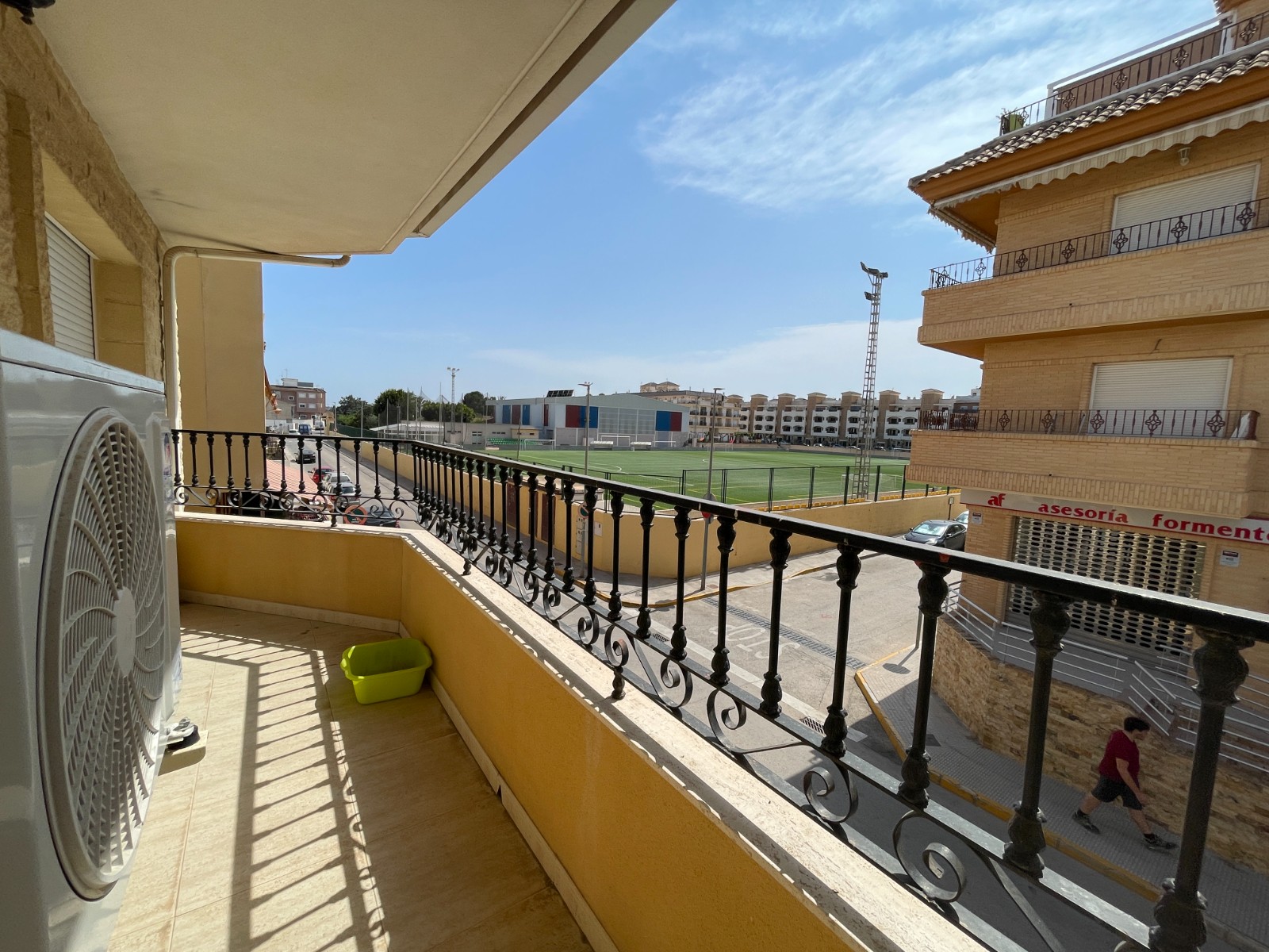 We present this magnificent 400 m² home, located in the charming town of Formentera del Segura, just