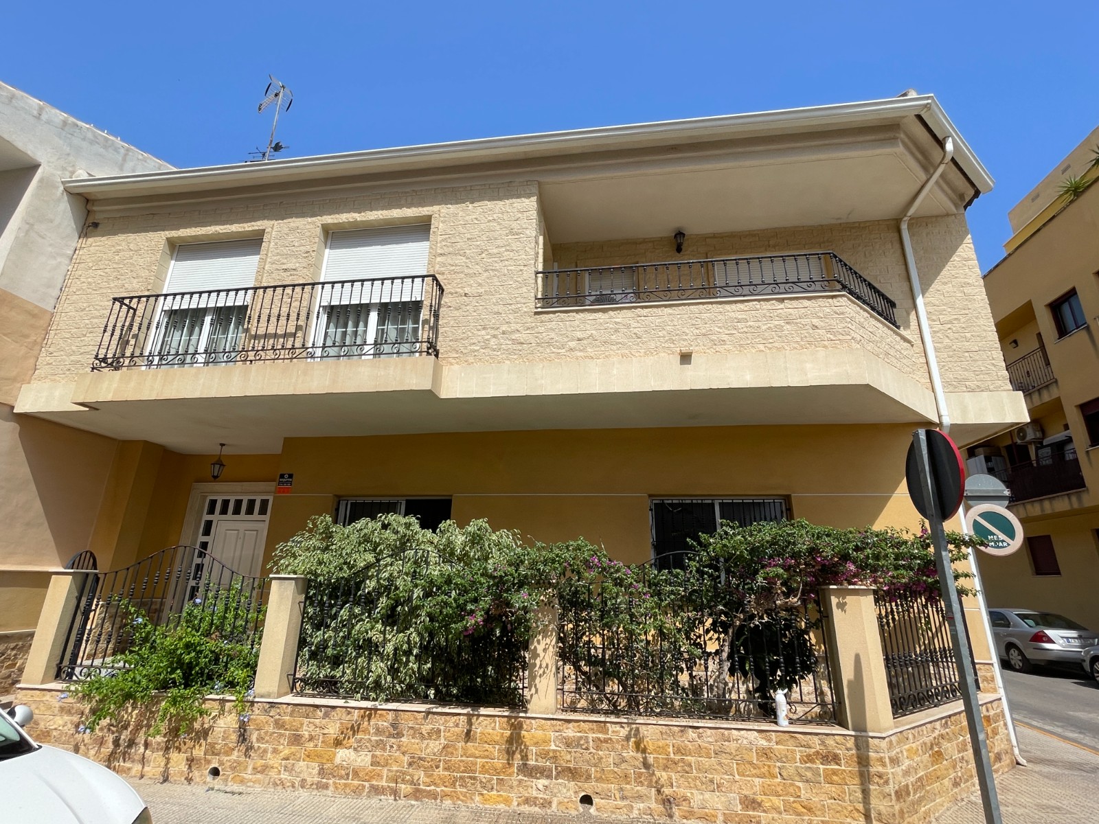 We present this magnificent 400 m² home, located in the charming town of Formentera del Segura, just