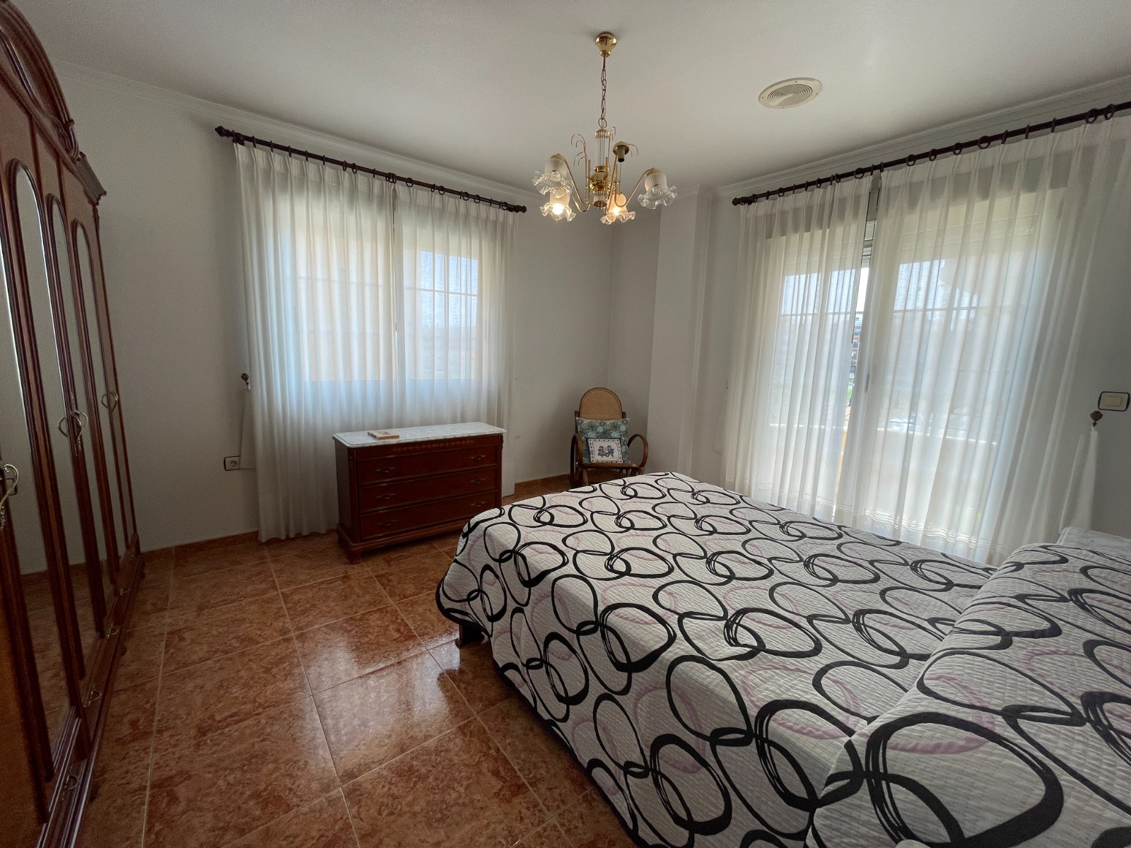 We present this magnificent 400 m² home, located in the charming town of Formentera del Segura, just