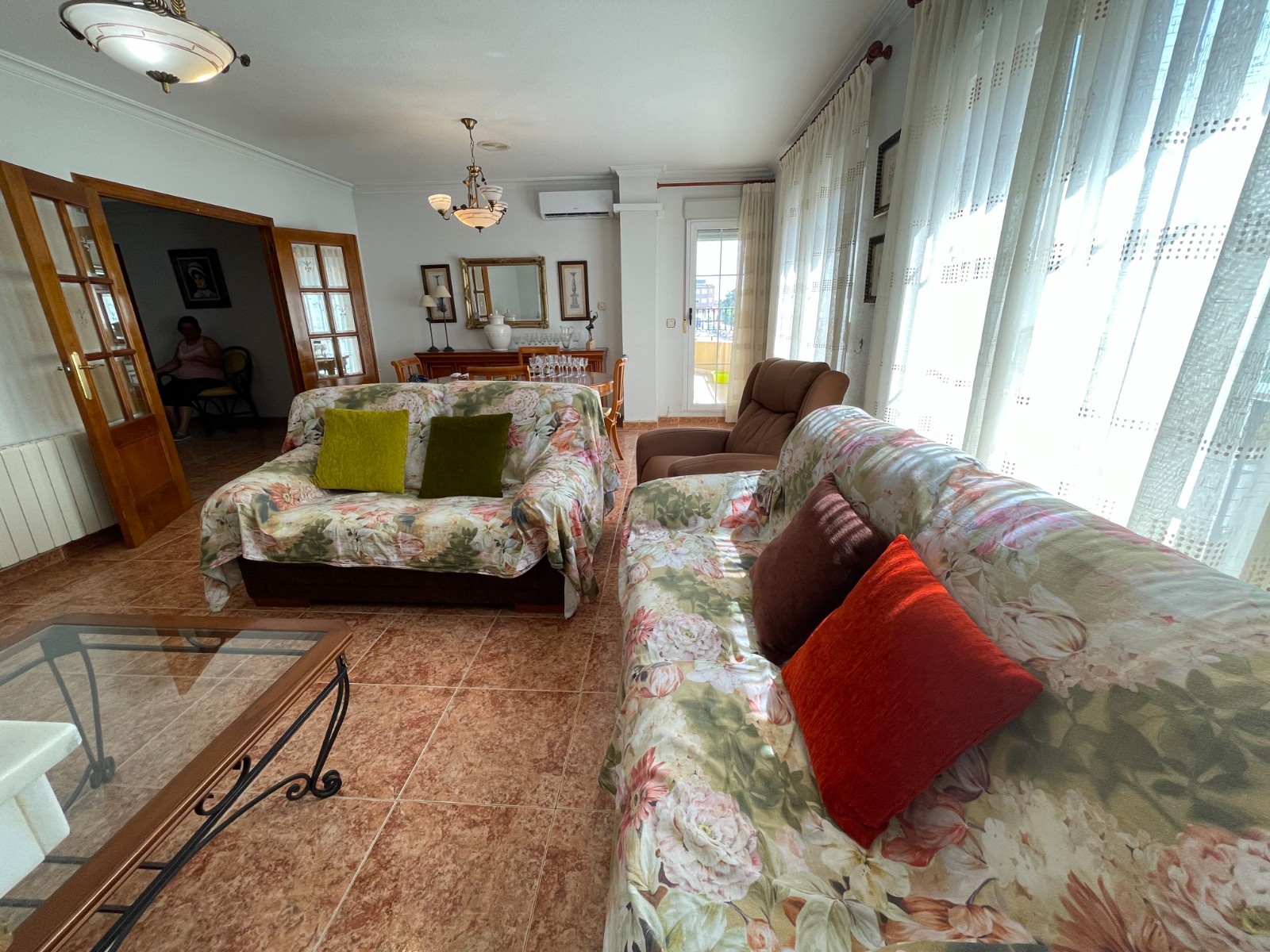 We present this magnificent 400 m² home, located in the charming town of Formentera del Segura, just