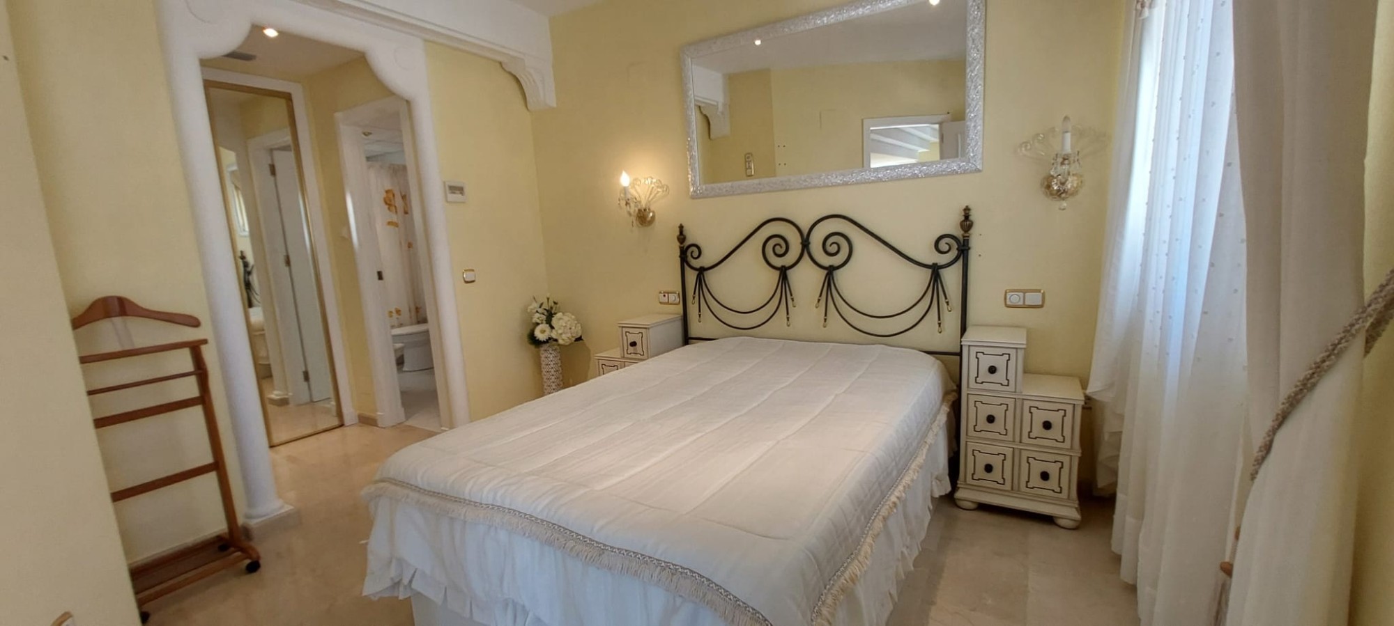 Master bedroom in apartment for sale in Guardamar del Segura