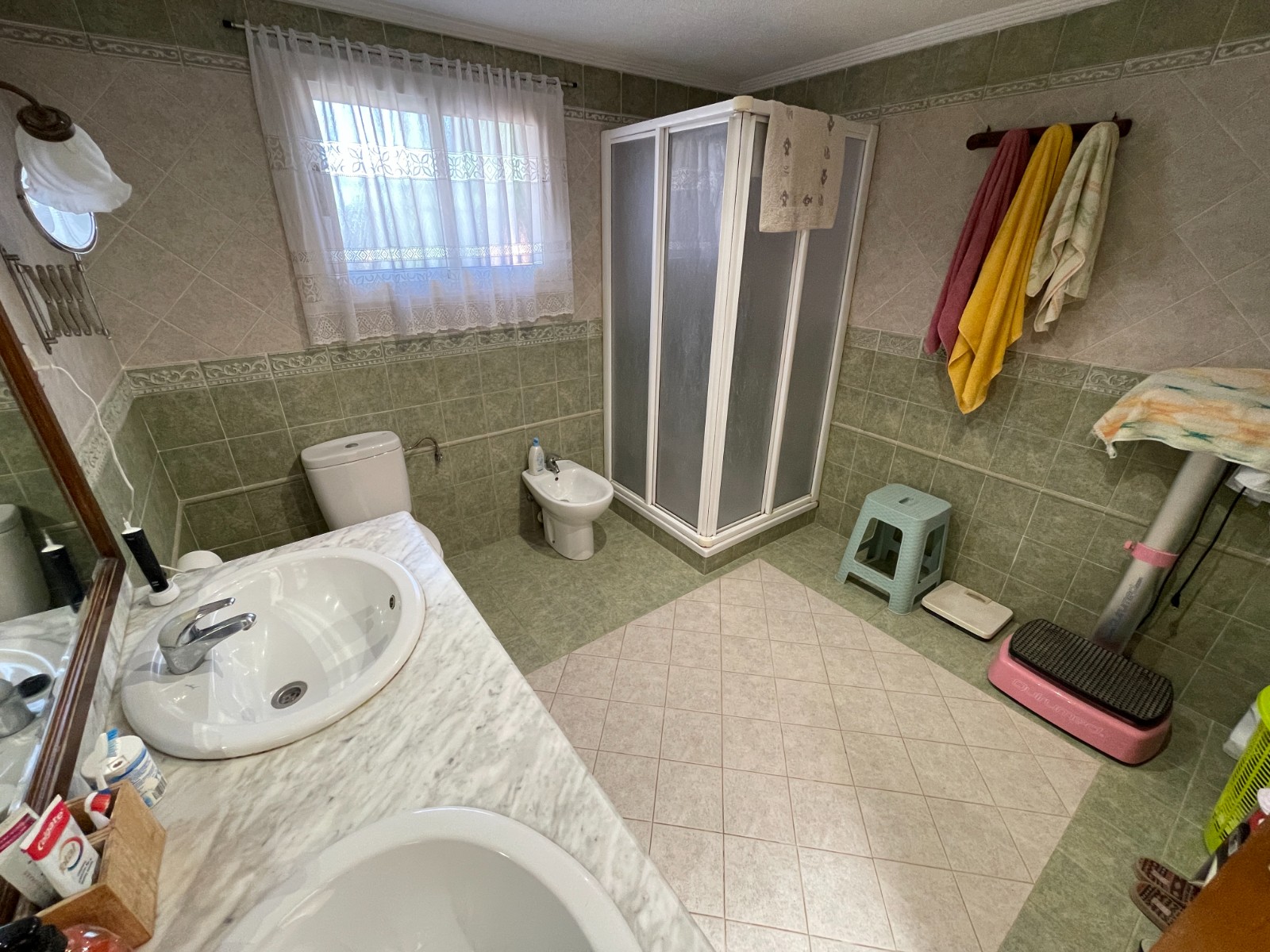 Pool area in villa for sale in Crevillent