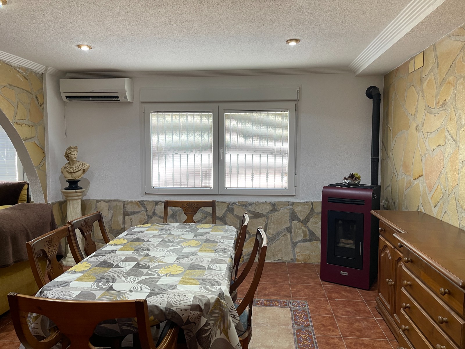 Bathroom in villa for sale in Crevillent