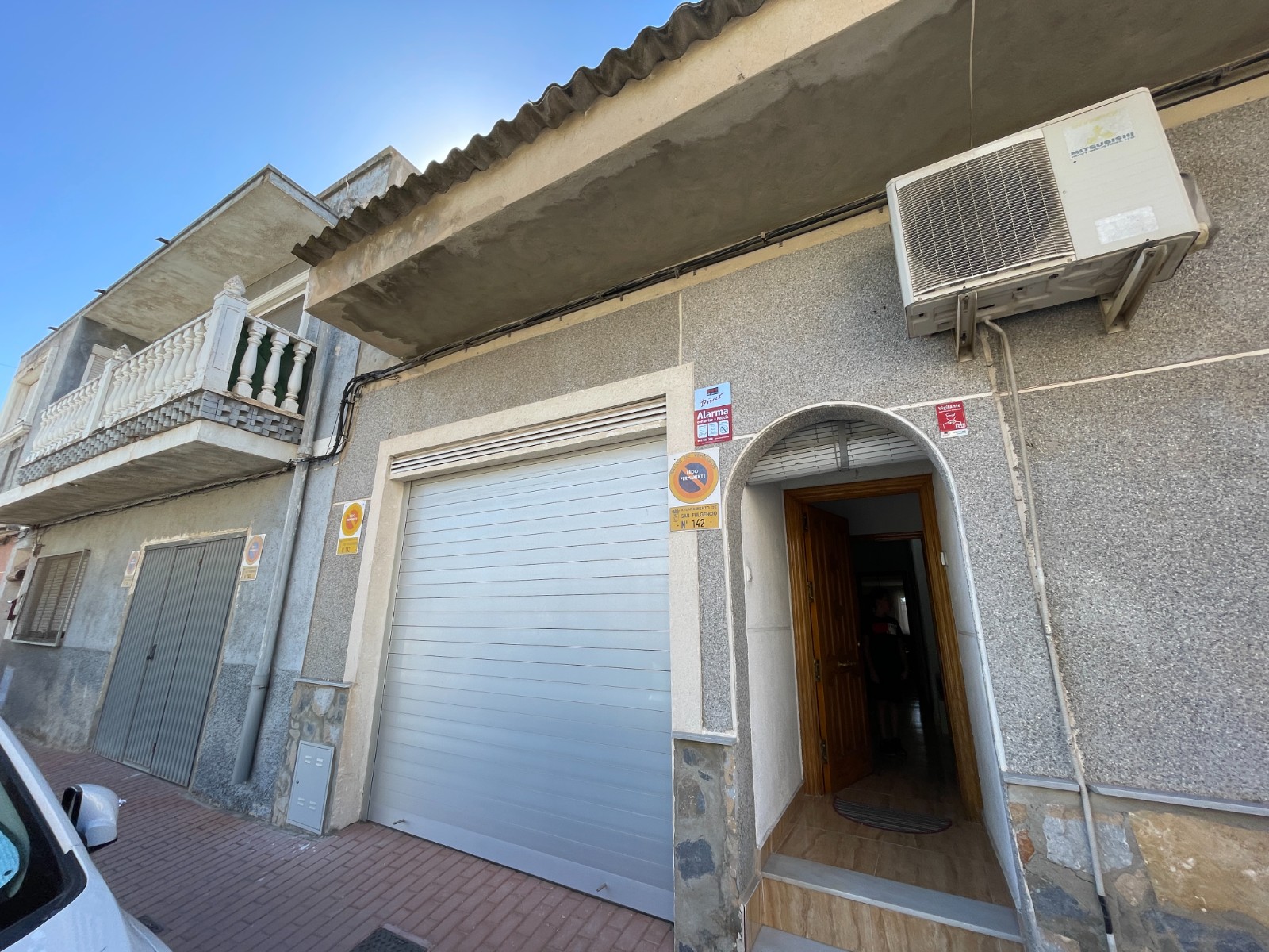 Fully Equipped Ground Floor House with Patio and Terrace We present a cozy ground floor town house,