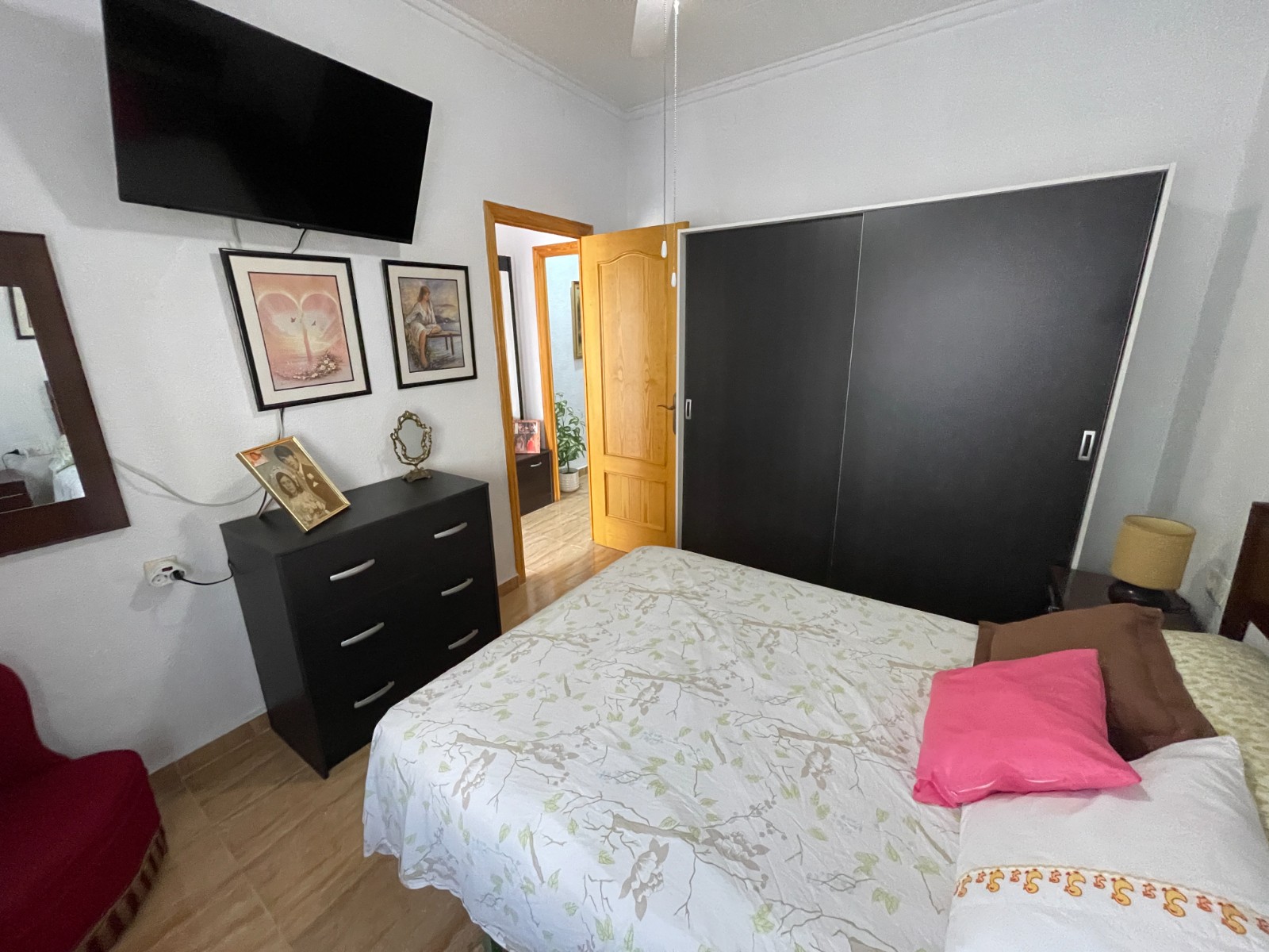 Fully Equipped Ground Floor House with Patio and Terrace We present a cozy ground floor town house,