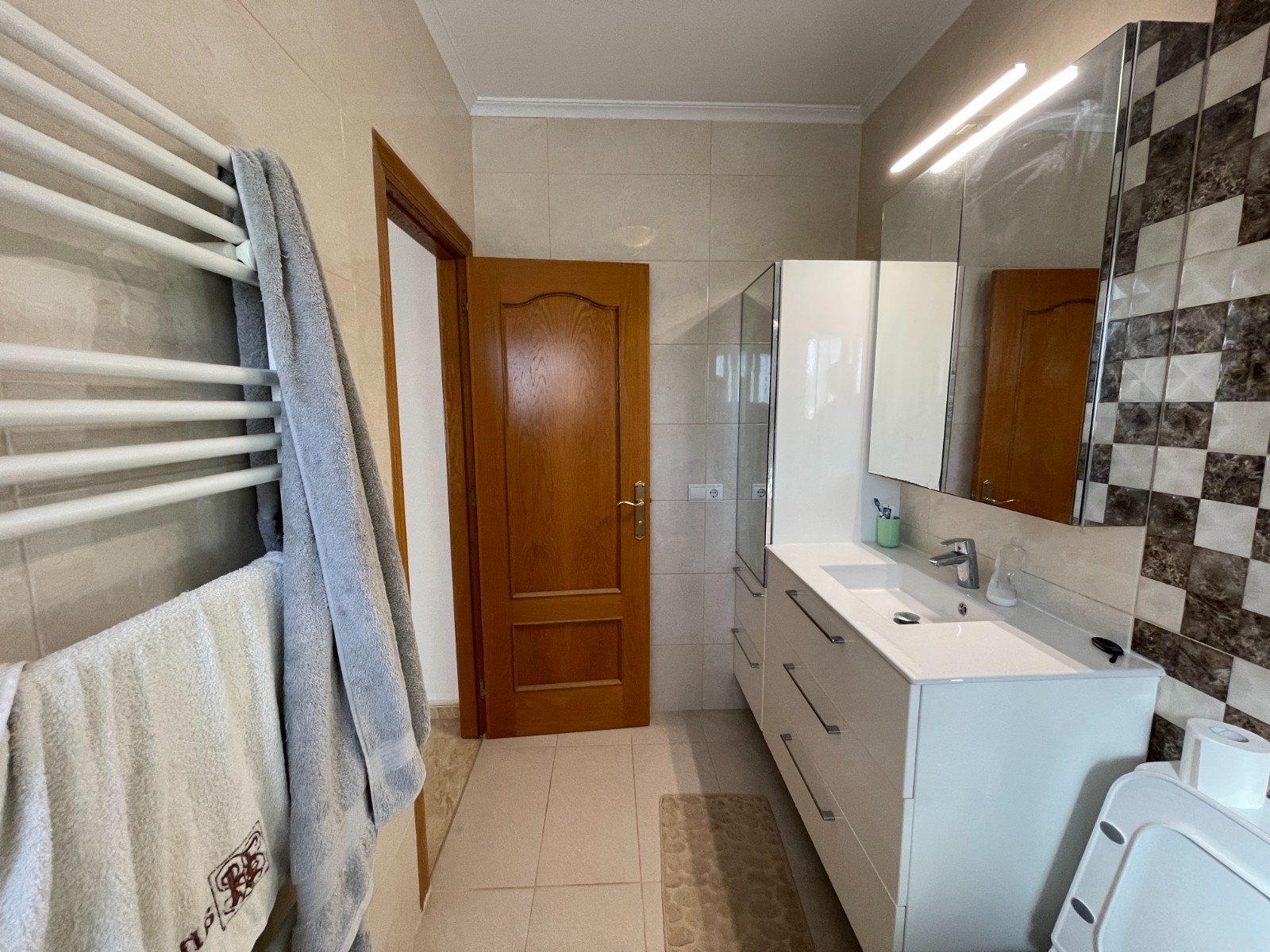 Bathroom in villa for sale in Catral