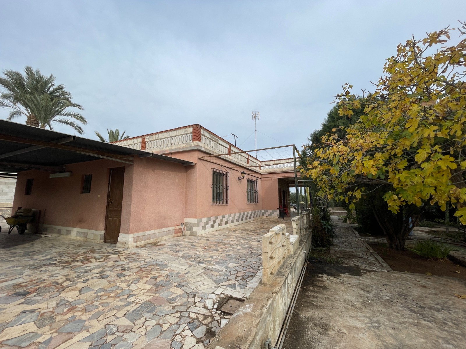 Master bedroom in villa for sale in Elche