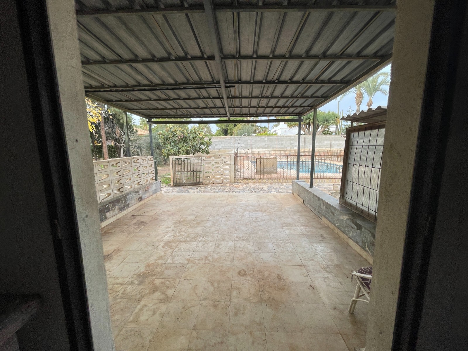 Master bedroom in villa for sale in Elche