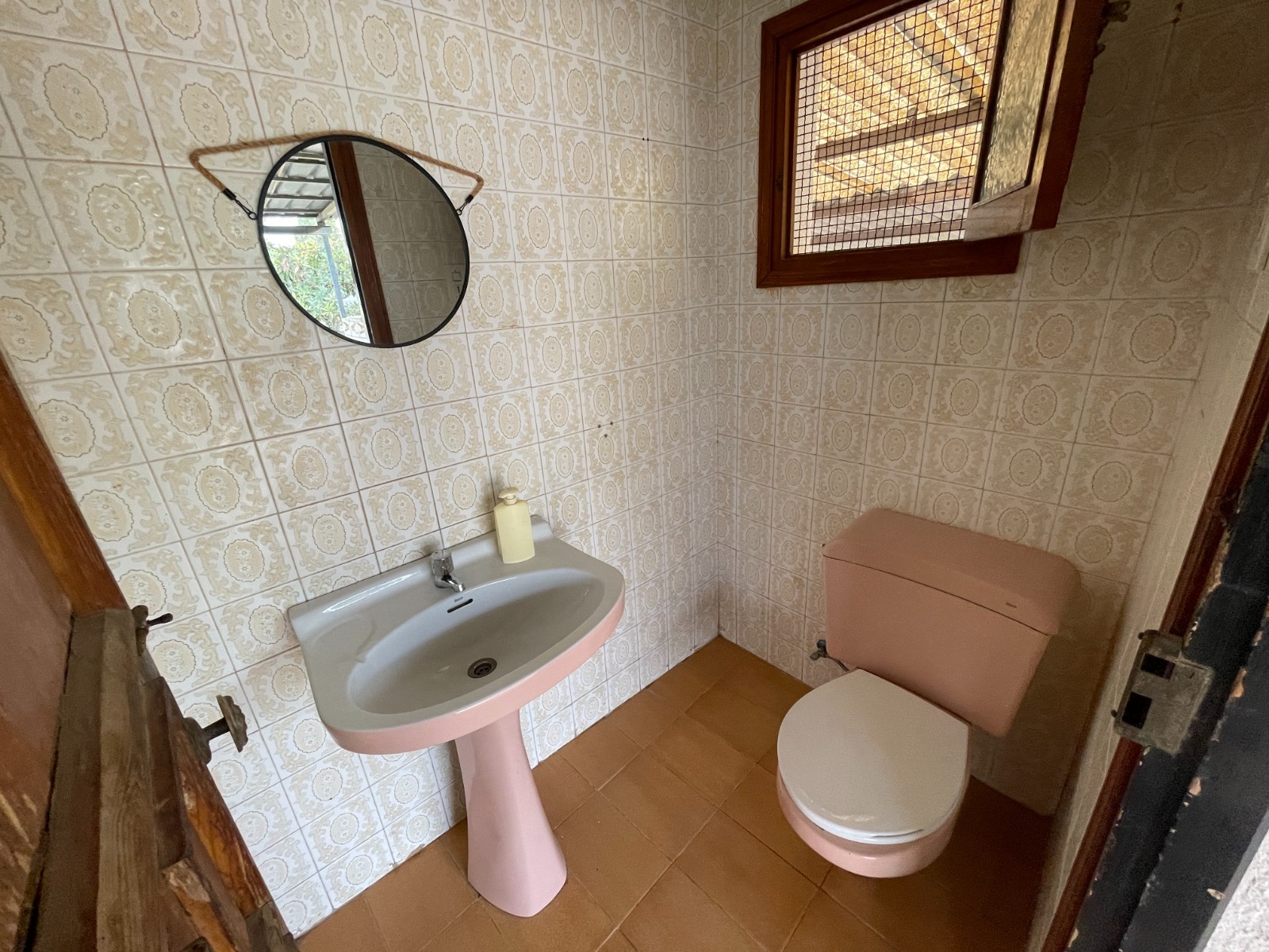 Bathroom in villa for sale in Elche