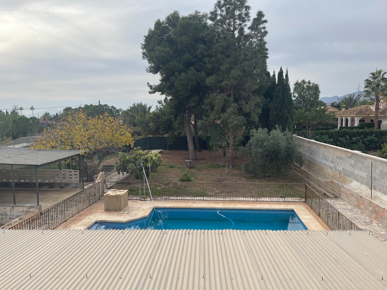 Pool area in villa for sale in Elche