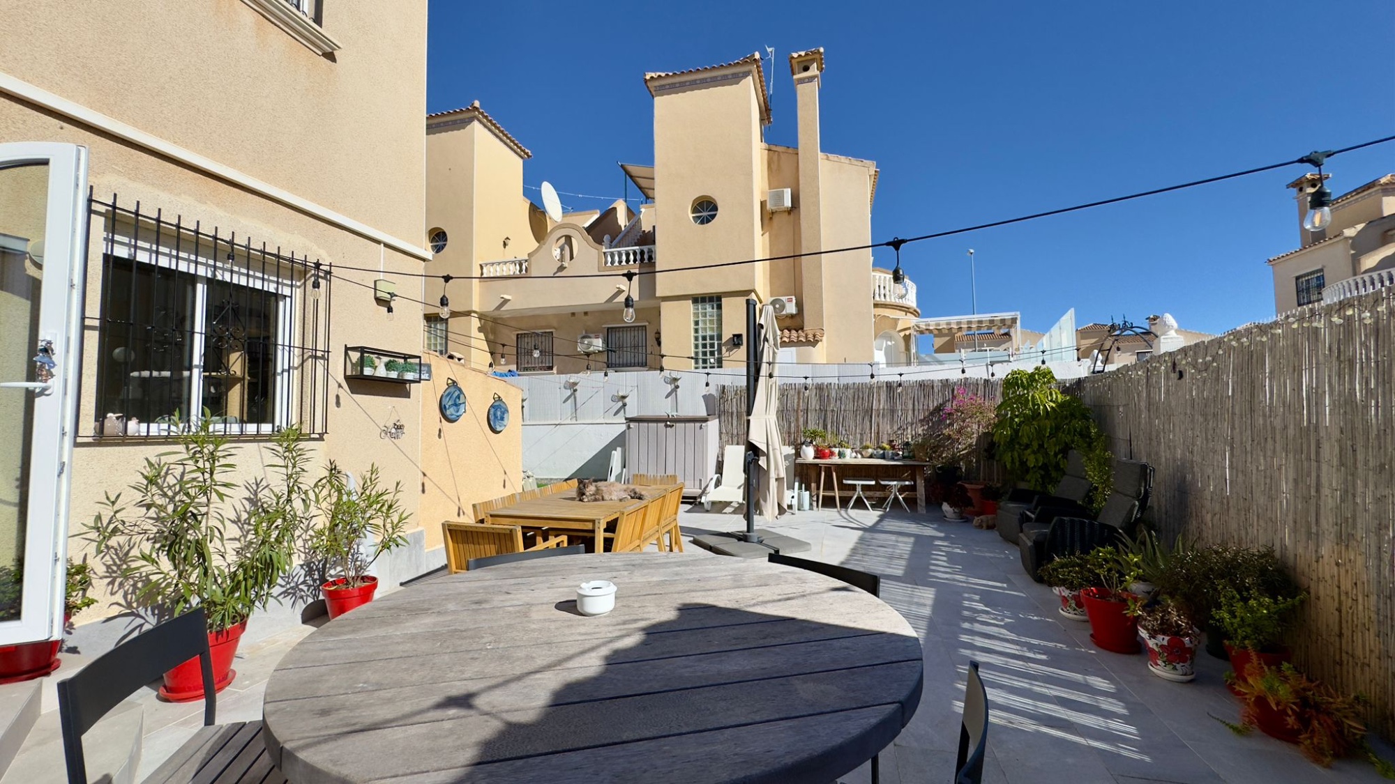 Garden in villa for sale in Orihuela Costa