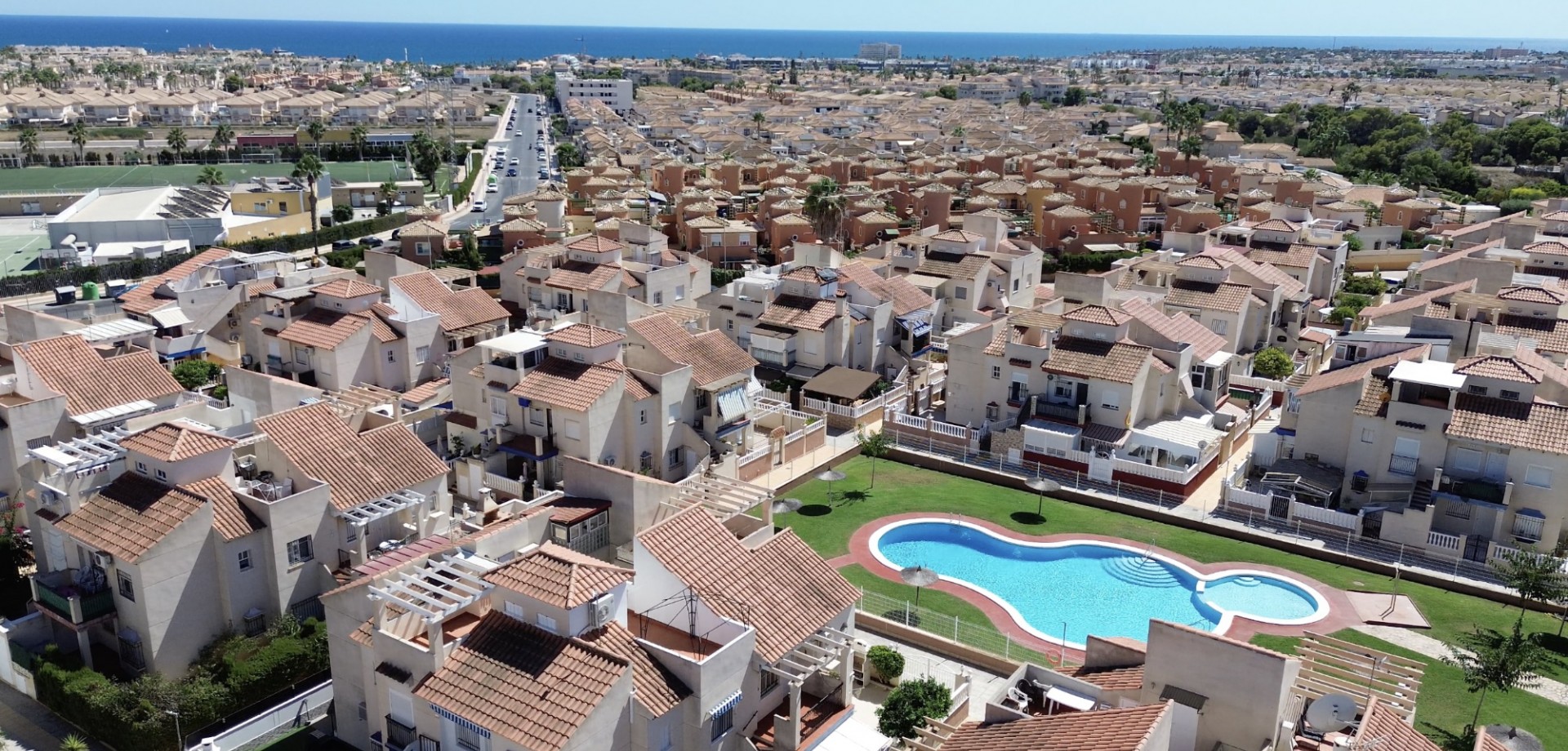 Located in the sought-after area of Playa Flamenca, this first-floor apartment offers incredible pot