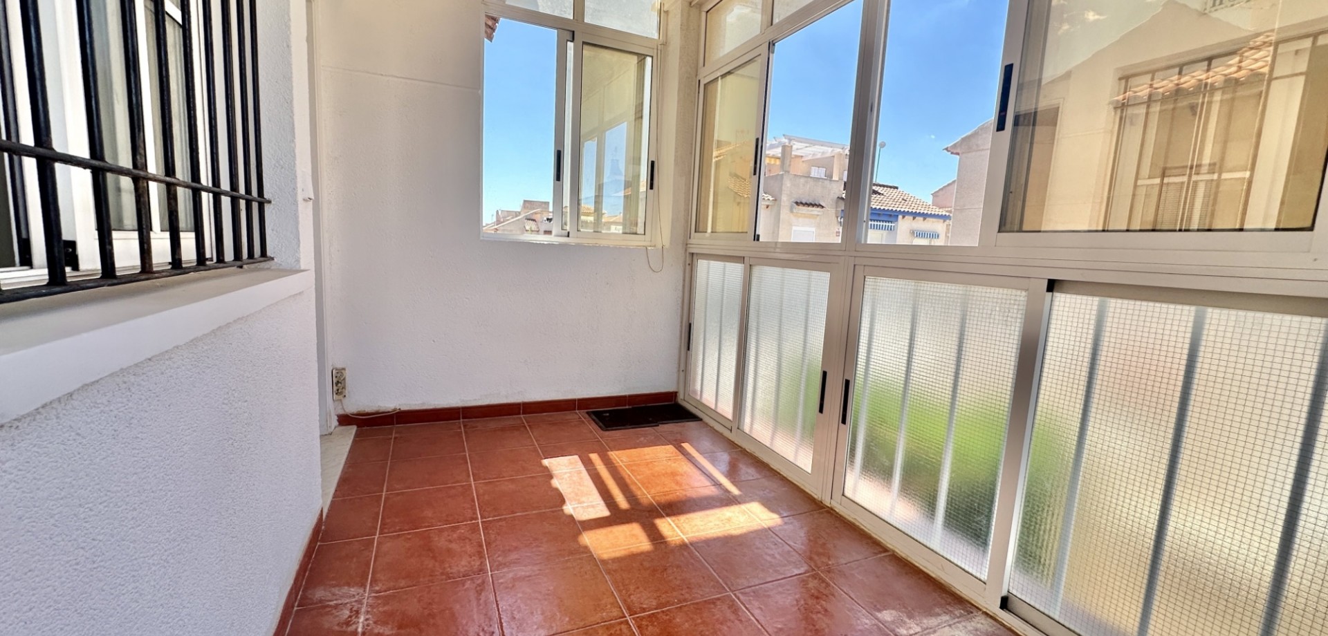 Located in the sought-after area of Playa Flamenca, this first-floor apartment offers incredible pot