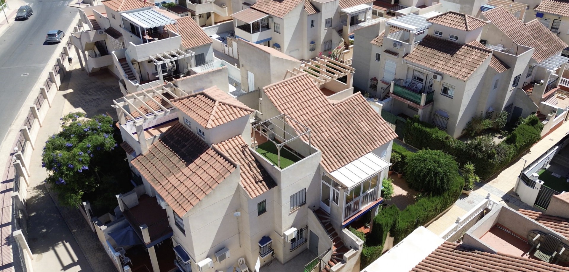 Located in the sought-after area of Playa Flamenca, this first-floor apartment offers incredible pot