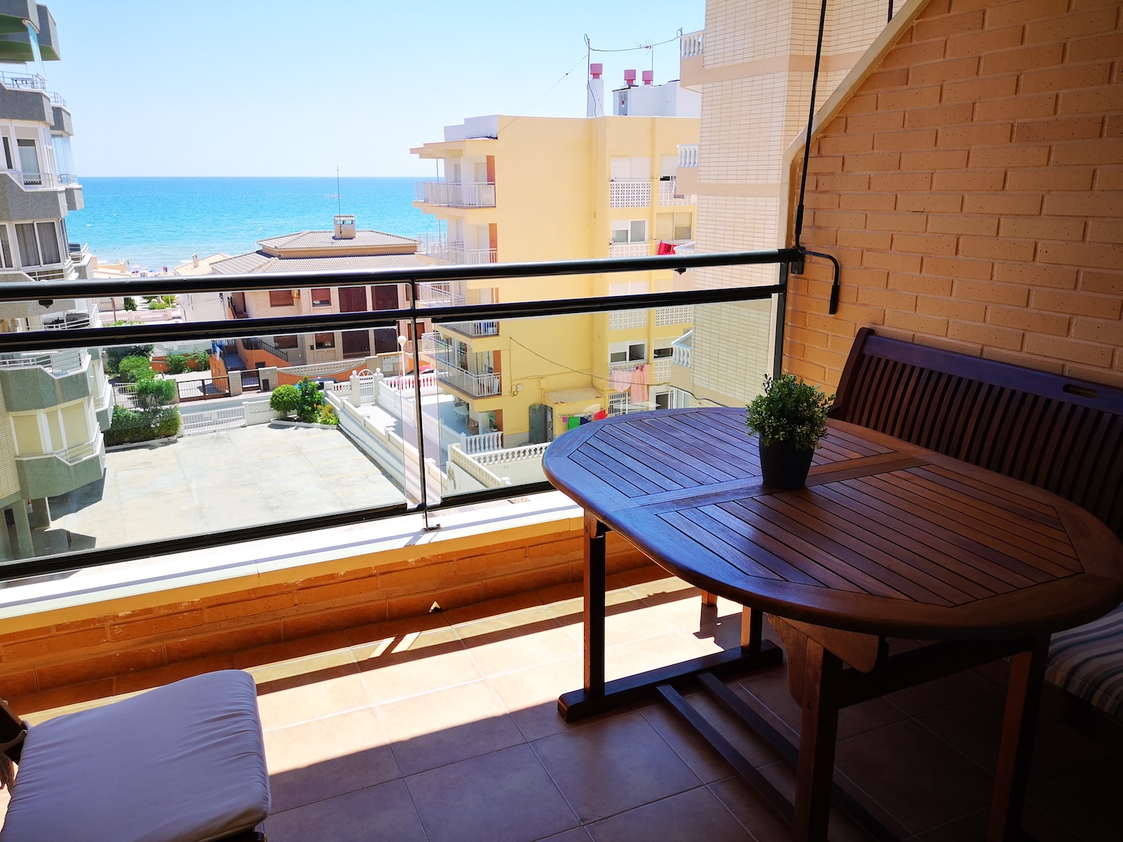 Apartment with sea views and only 100m from the beach