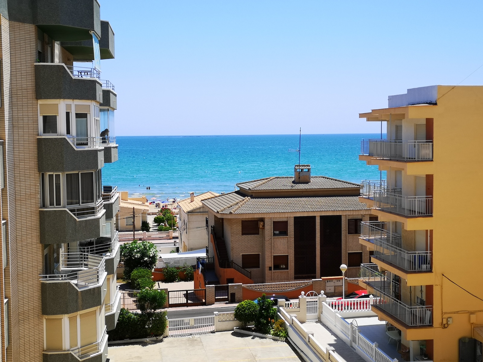 Apartment with sea views and only 100m from the beach