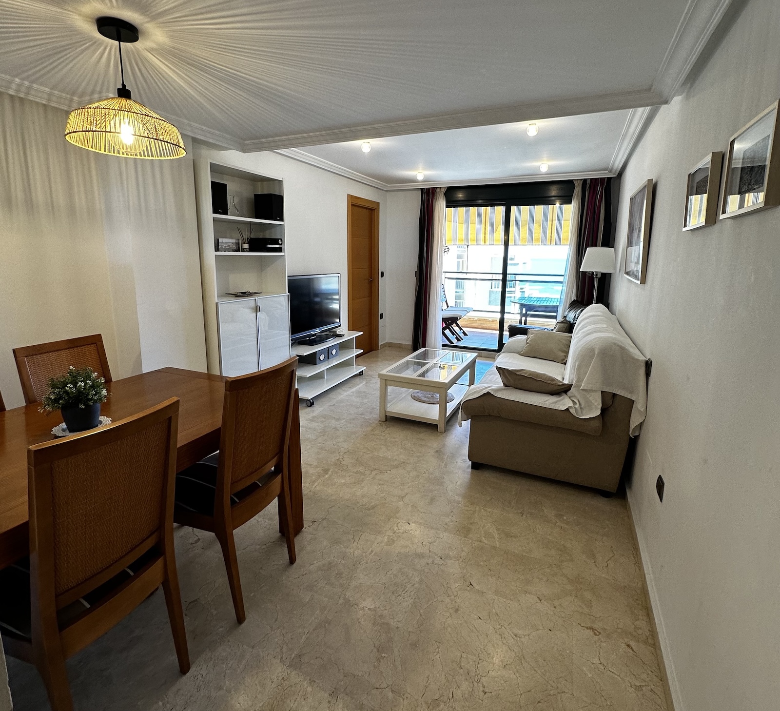 Apartment with sea views and only 100m from the beach