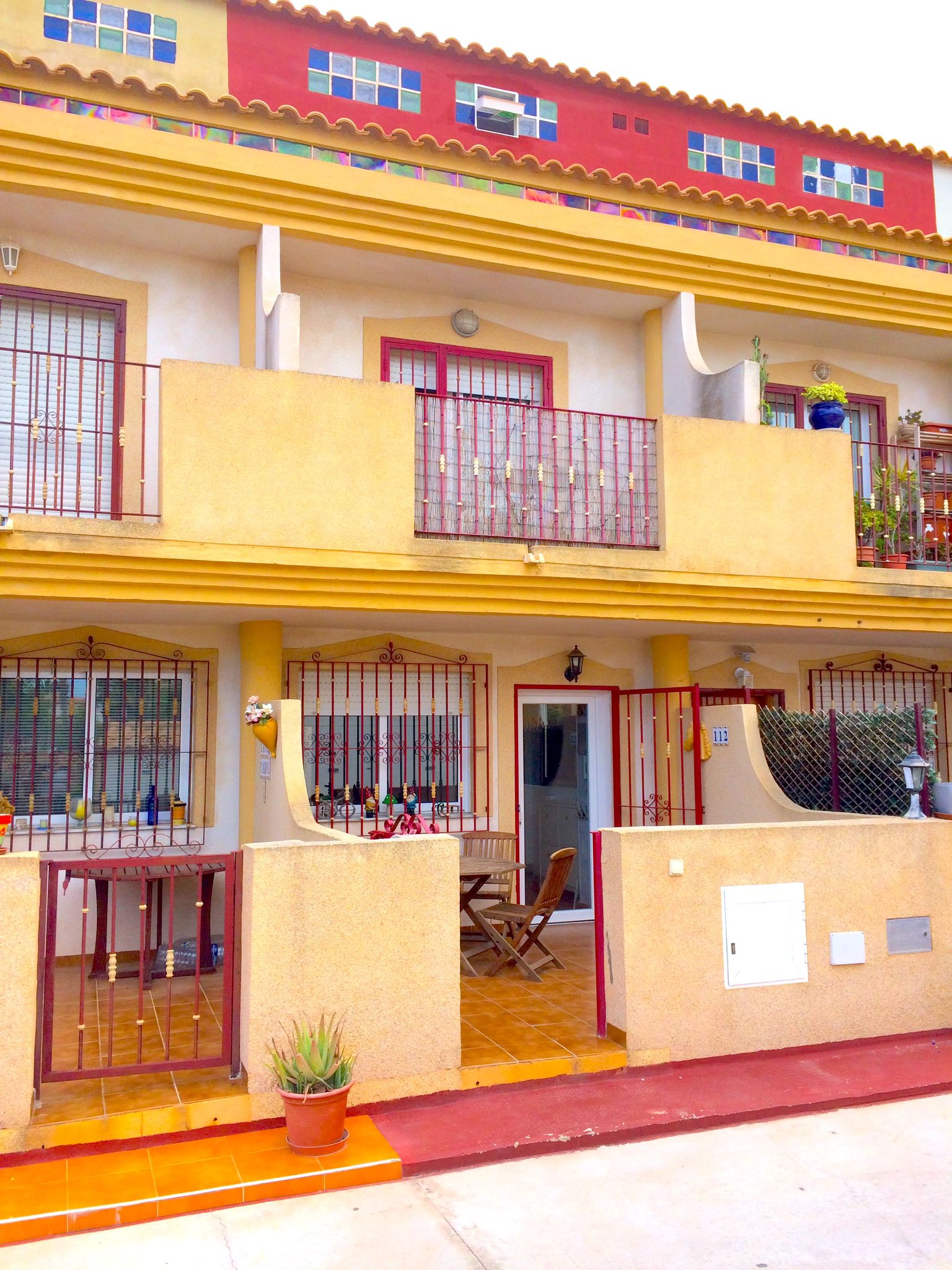Discover this elegant three-storey townhouse, designed to be enjoyed all year round or as a holiday