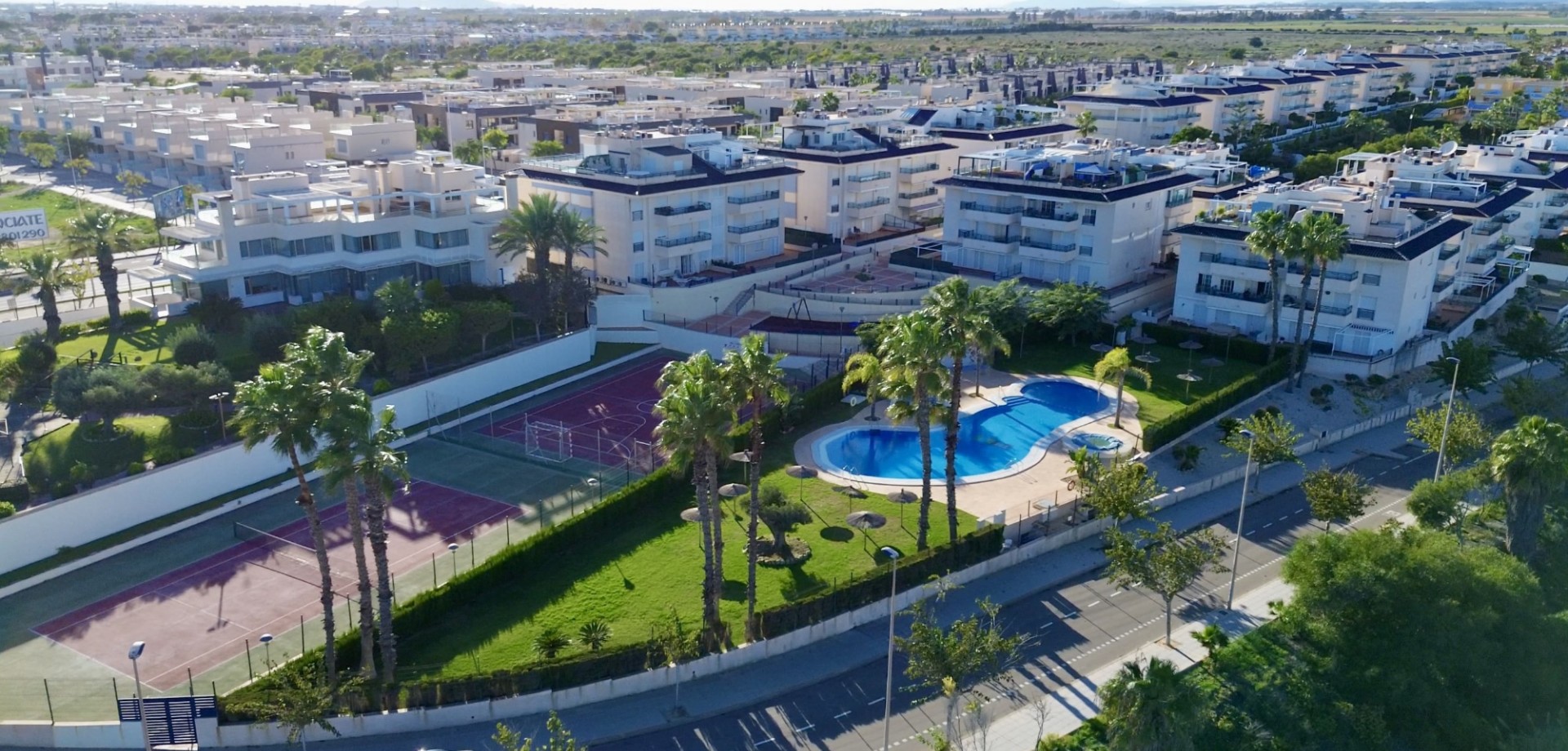 This charming ground-floor apartment is located just 200 meters from the beach in Mil Palmeras, one
