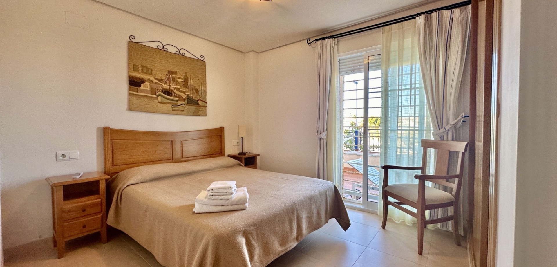 This charming ground-floor apartment is located just 200 meters from the beach in Mil Palmeras, one