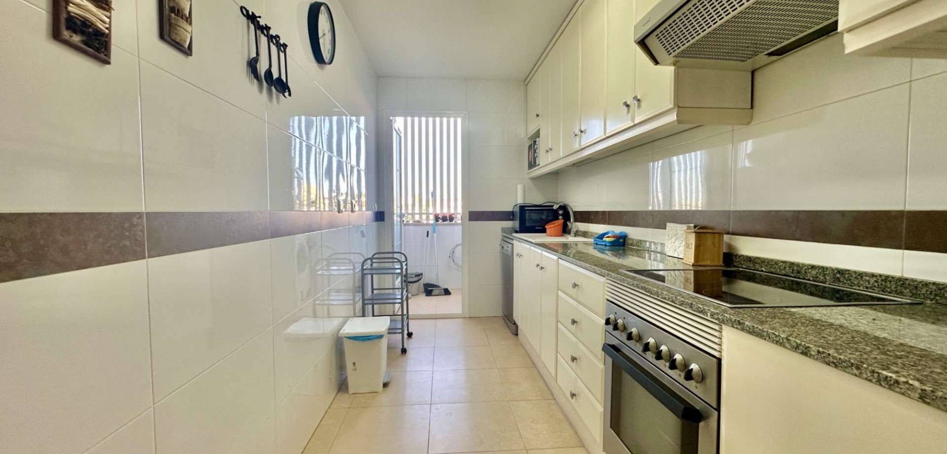This charming ground-floor apartment is located just 200 meters from the beach in Mil Palmeras, one