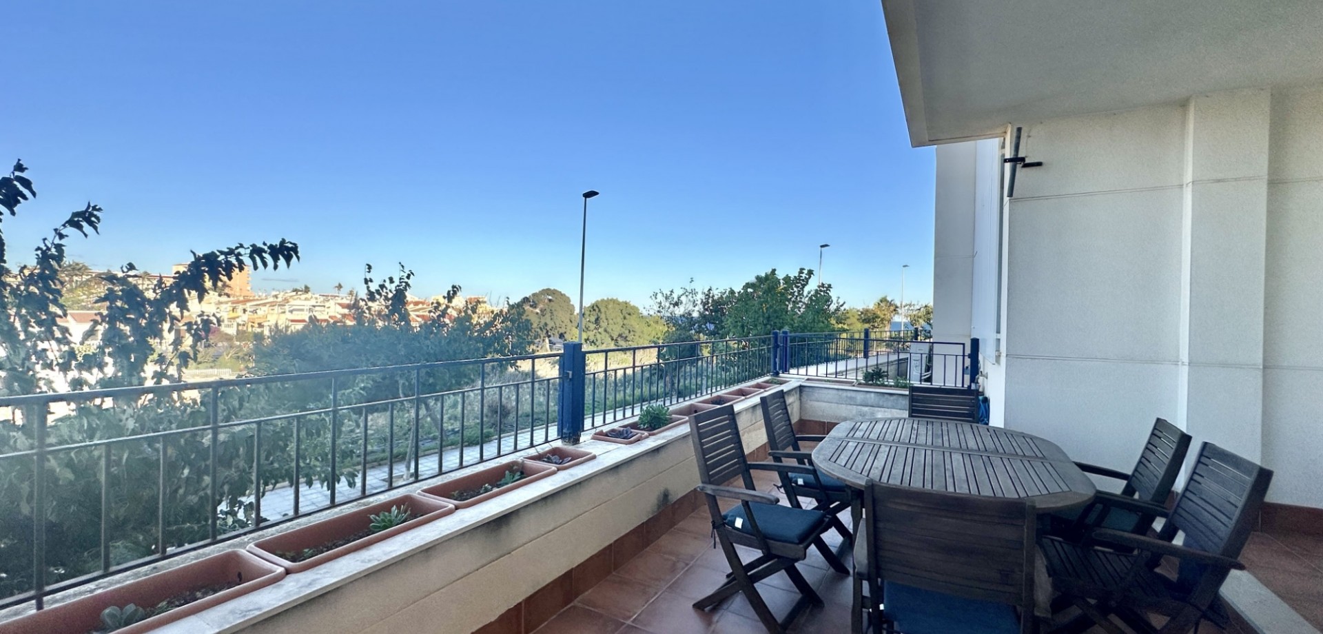 This charming ground-floor apartment is located just 200 meters from the beach in Mil Palmeras, one