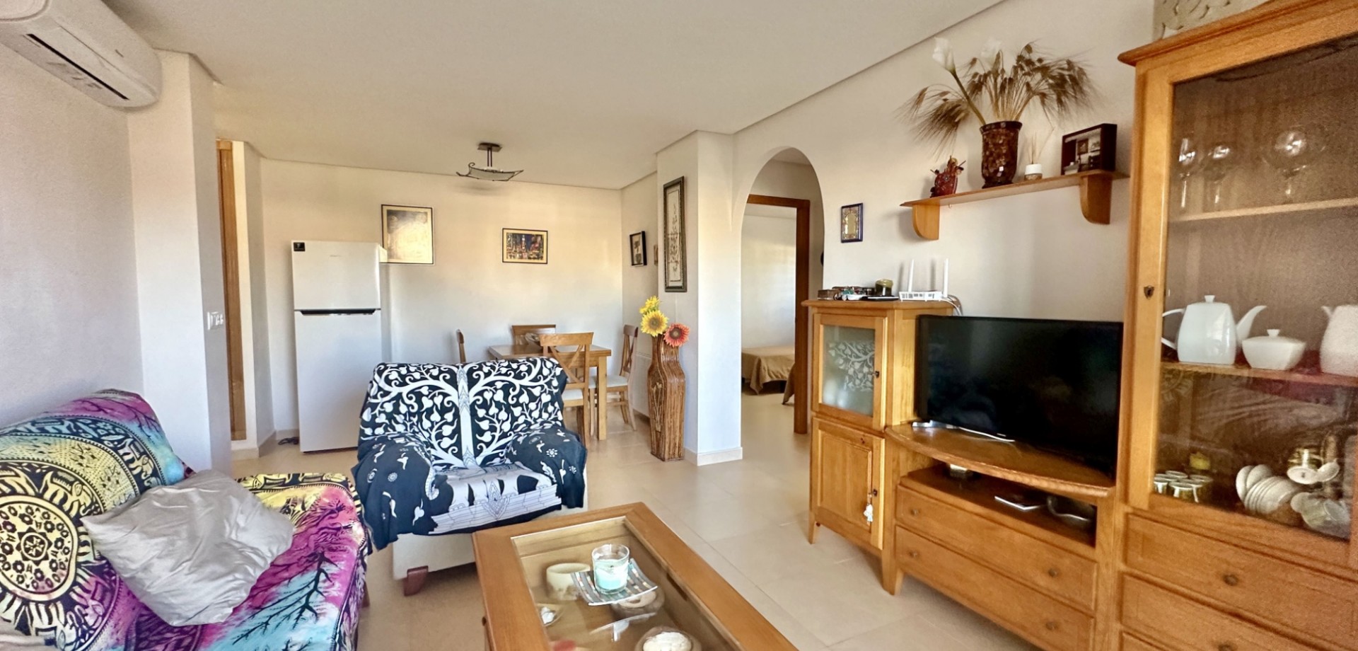 This charming ground-floor apartment is located just 200 meters from the beach in Mil Palmeras, one