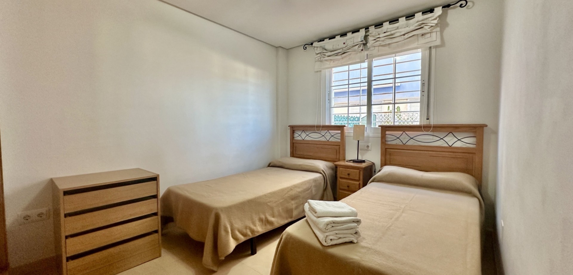 Bedroom in apartment for sale in Mil Palmeras