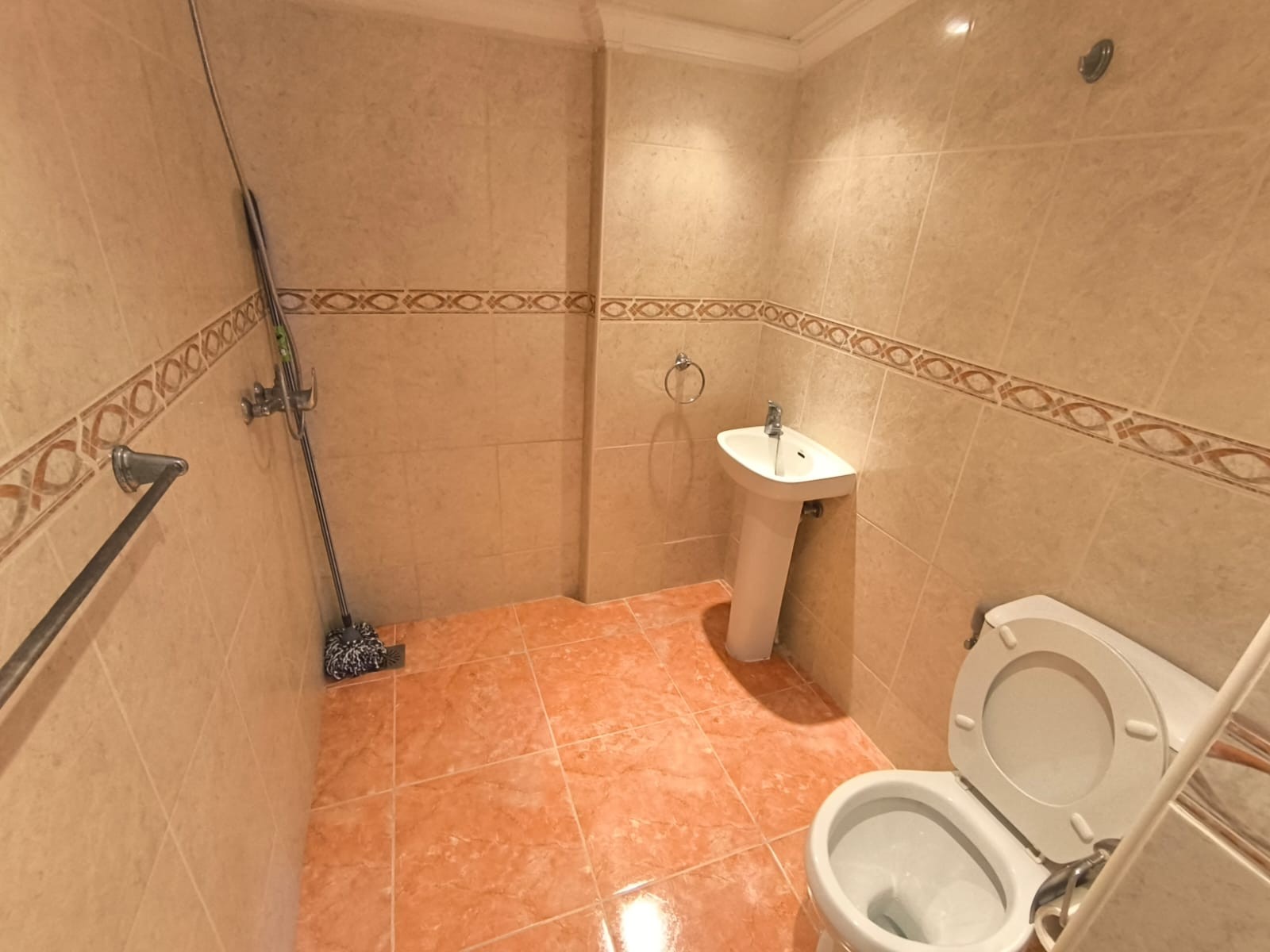 Bathroom in villa for sale in Villena