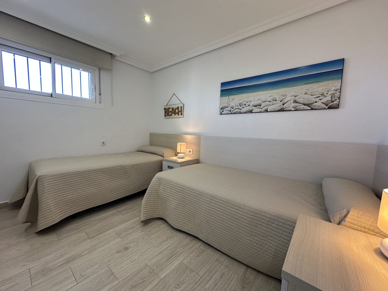 Bedroom in apartment for sale in Mil Palmeras