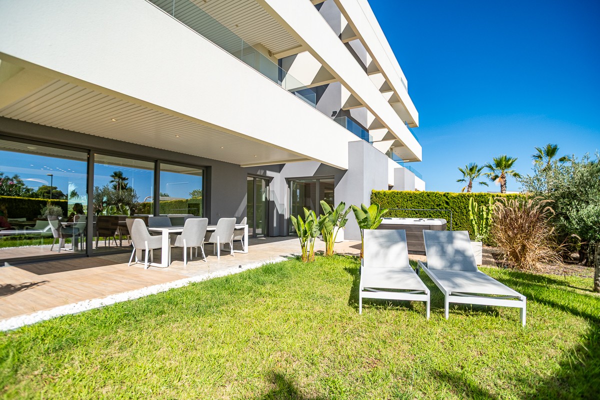 Bedroom in apartment for sale in Las Colinas Golf